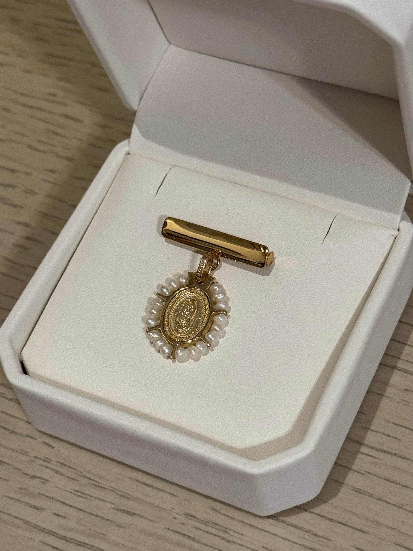 Medalla de Virgen de Guadalupe Oro 14K con Perlas y Barra de Oro 14K