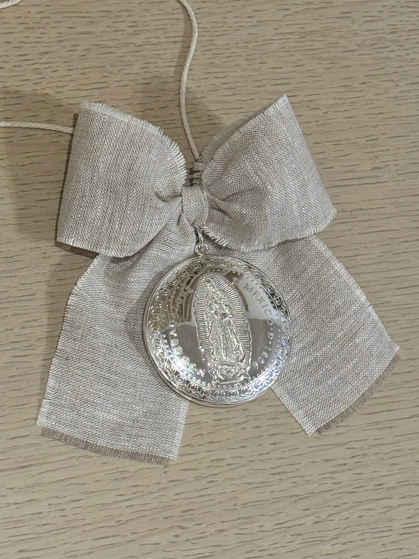 Medallón Grande para cuna de la Virgen de Guadalupe / Moño de Lino