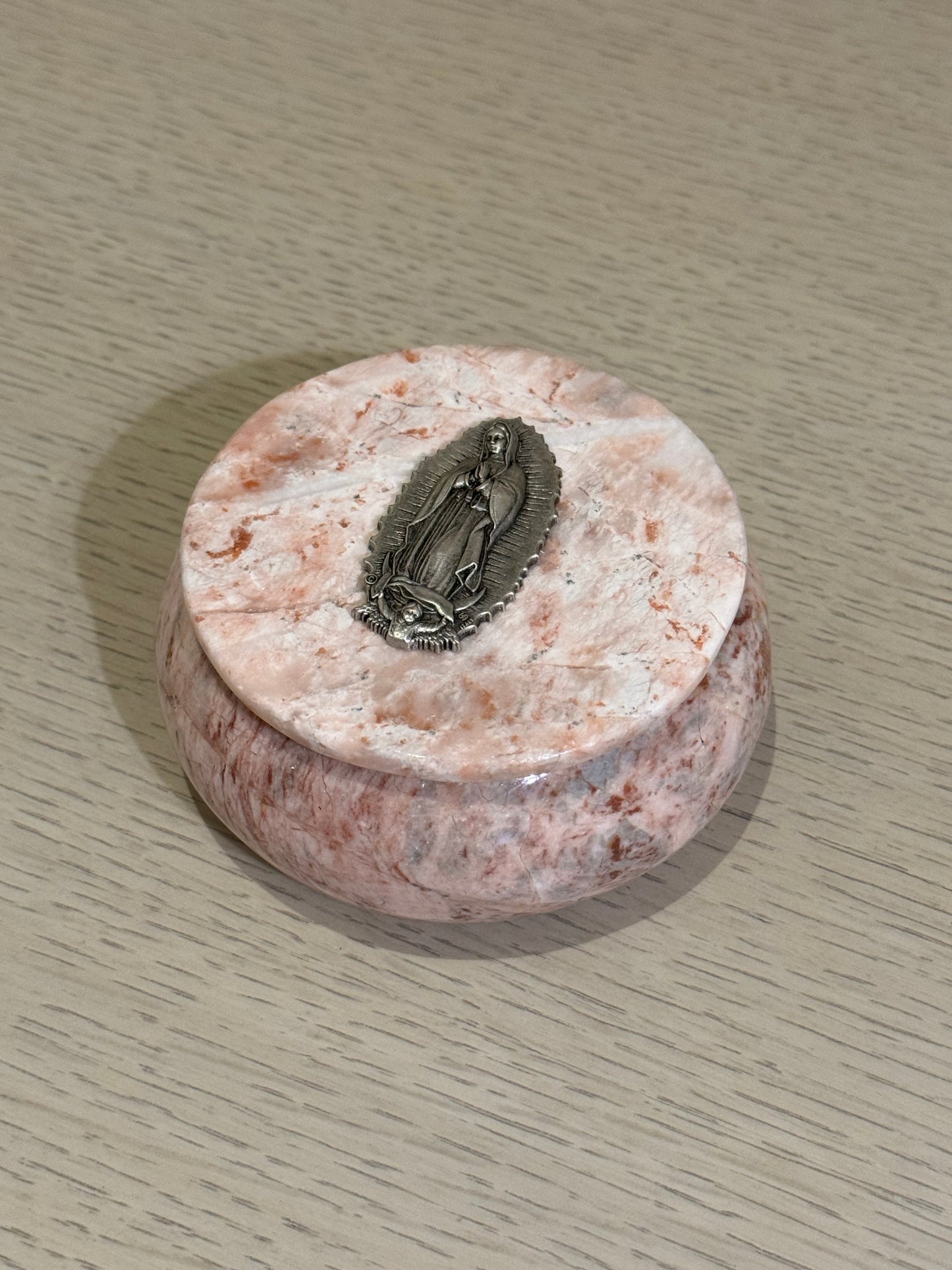 Alhajero de Mármol Redondo con Virgen de Guadalupe 10 x 10 cm / Paquete de 10 piezas