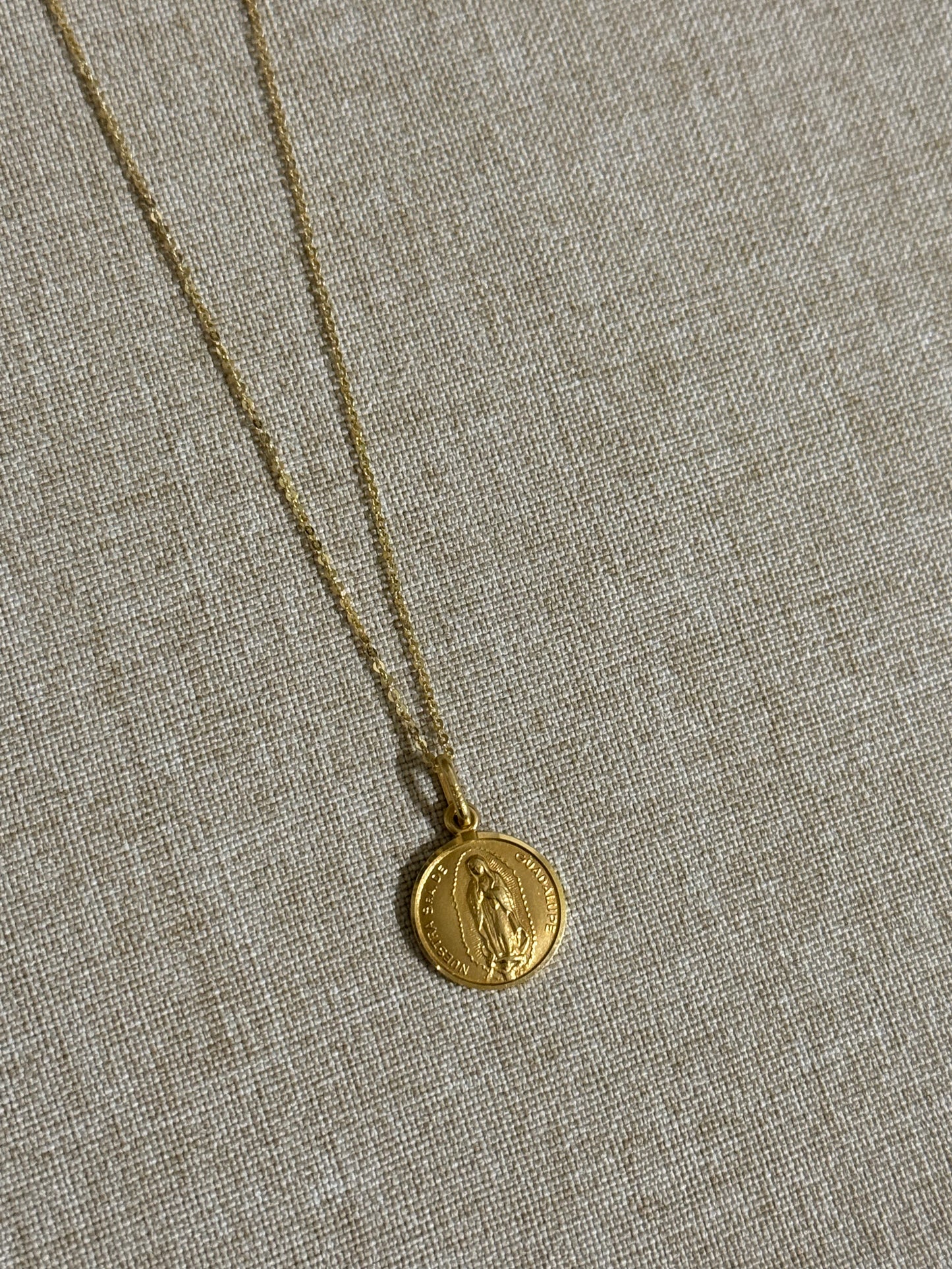 Medalla de Virgen de Guadalupe Oro 14K y Cadena de Oro 14K