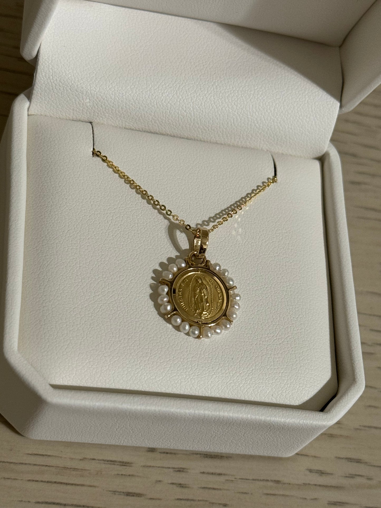 Medalla de Virgen de Guadalupe Oro 14K con Perlas y Cadena de Oro 14K