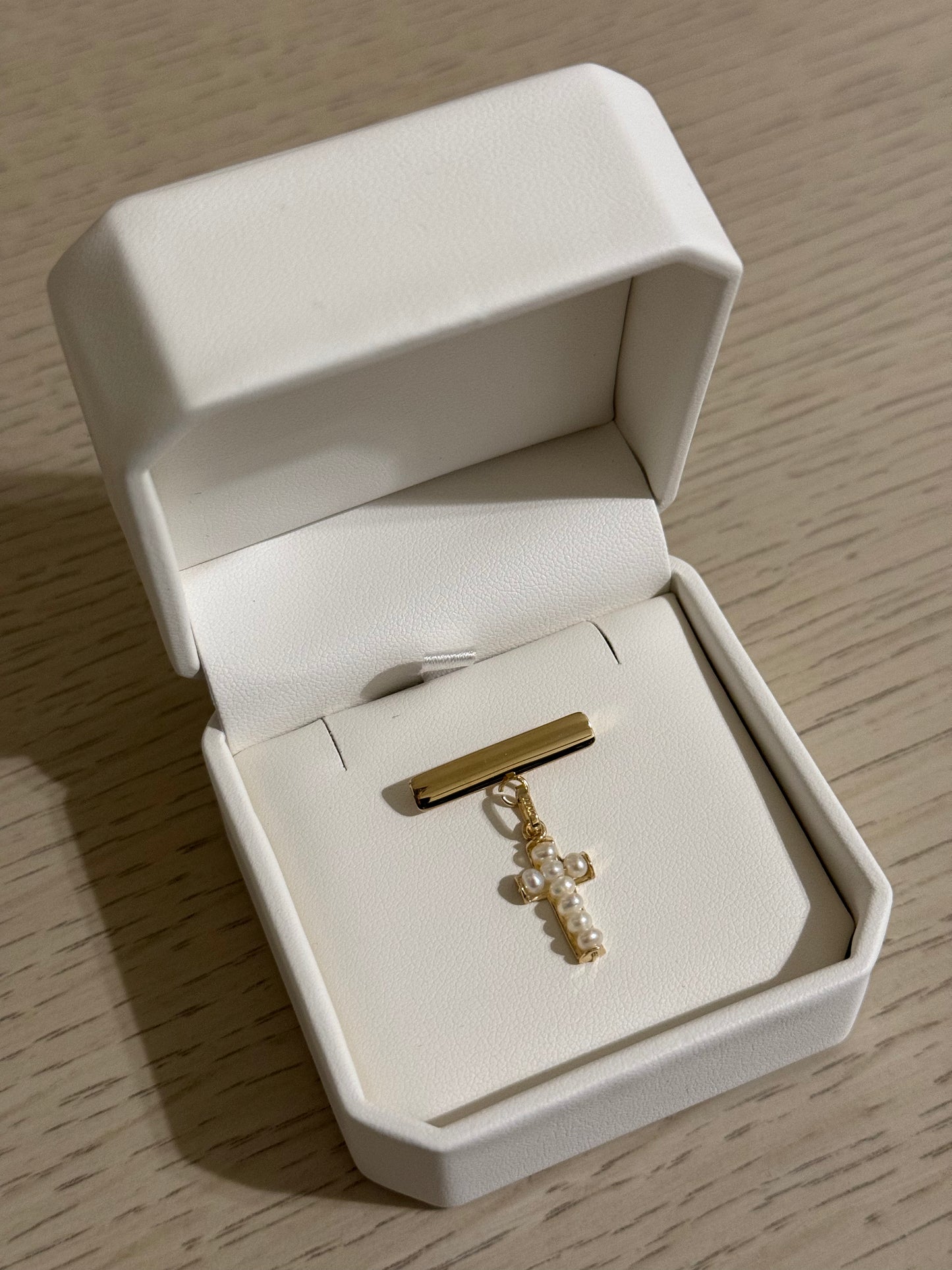 Cruz Chica de Perlas Oro 14K y Barra de Oro 14K