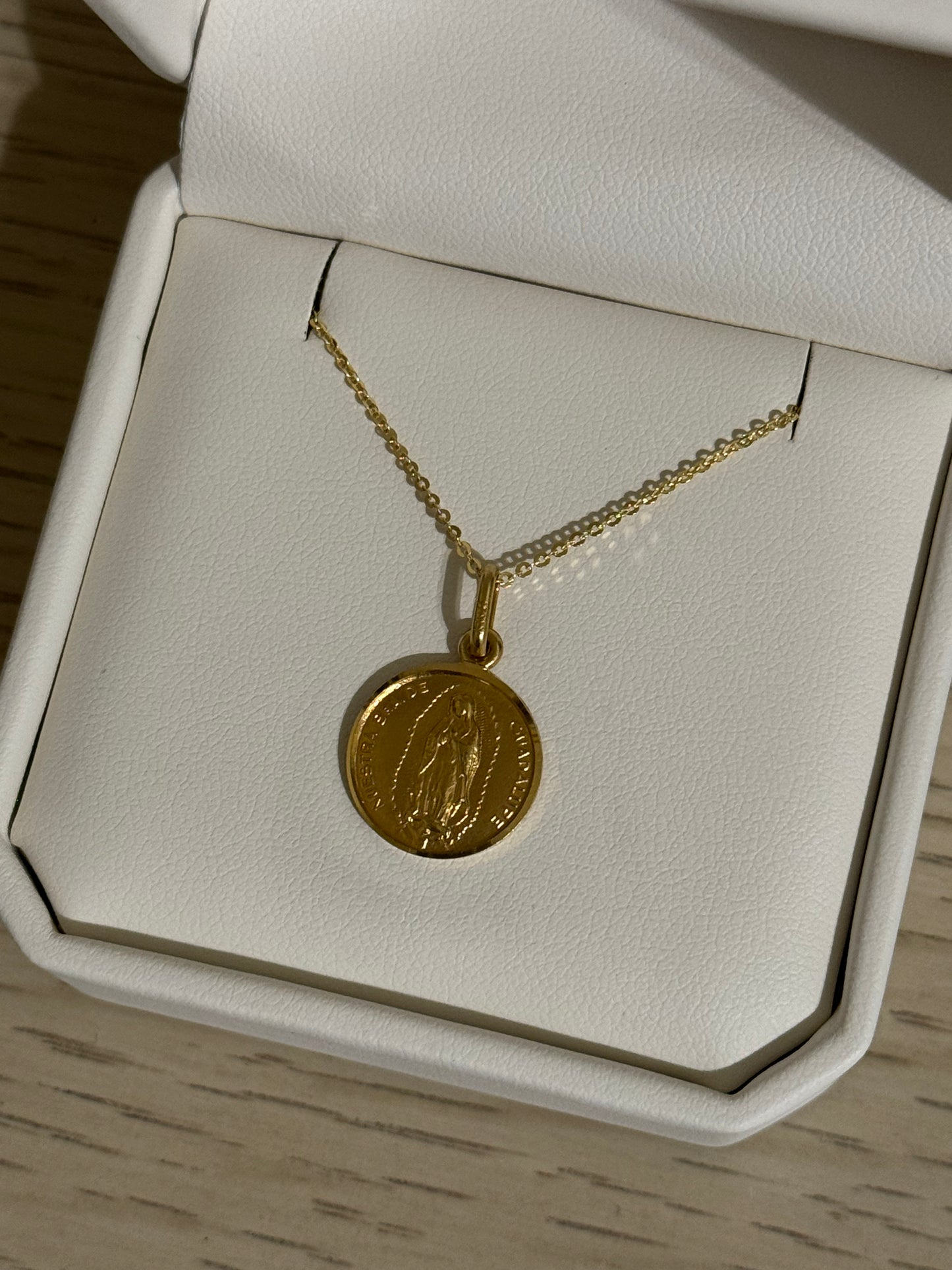 Medalla de Virgen de Guadalupe Oro 14K y Cadena de Oro 14K