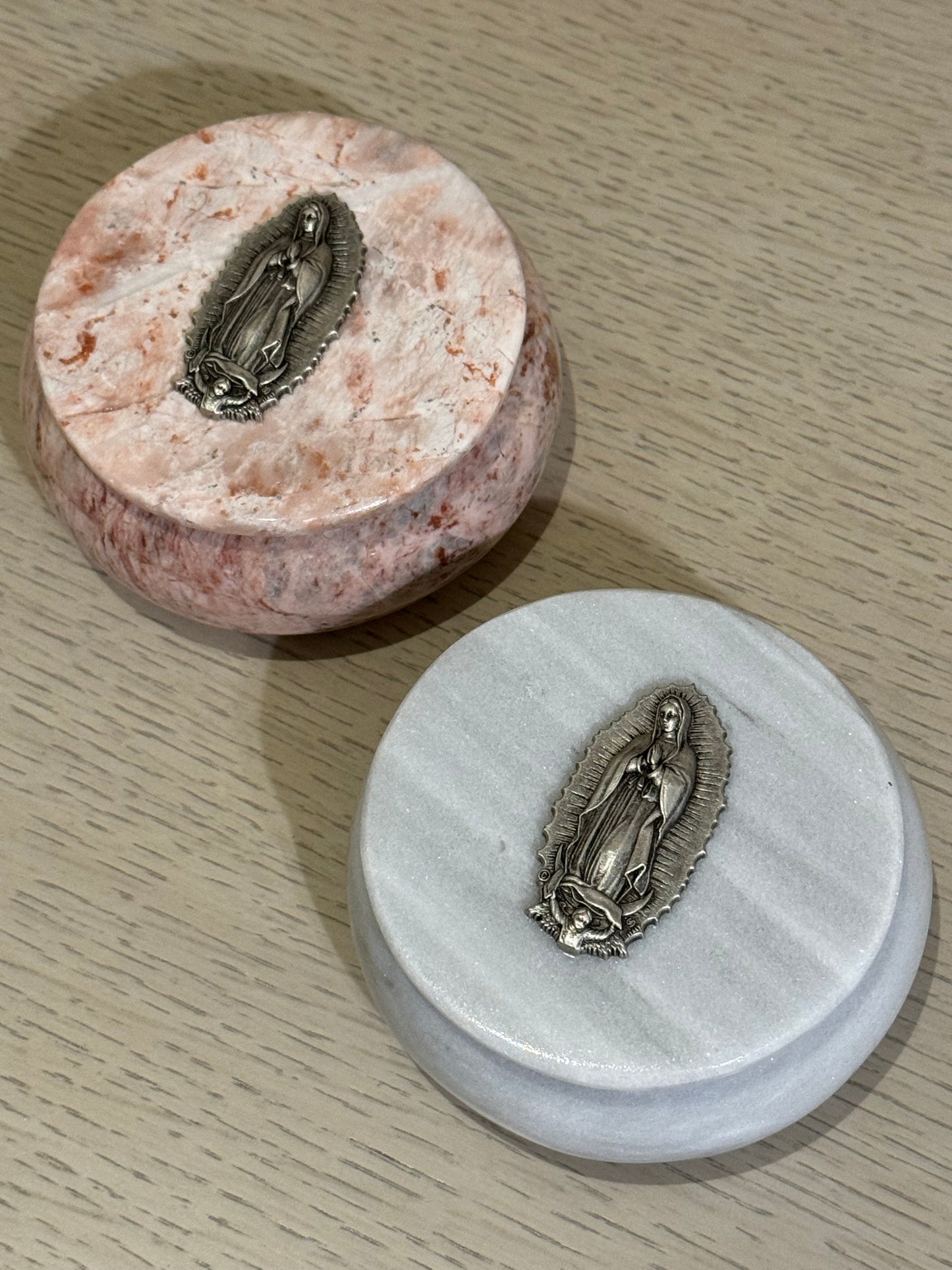 Alhajero de Mármol Redondo con Virgen de Guadalupe 10 x 10 cm / Paquete de 10 piezas