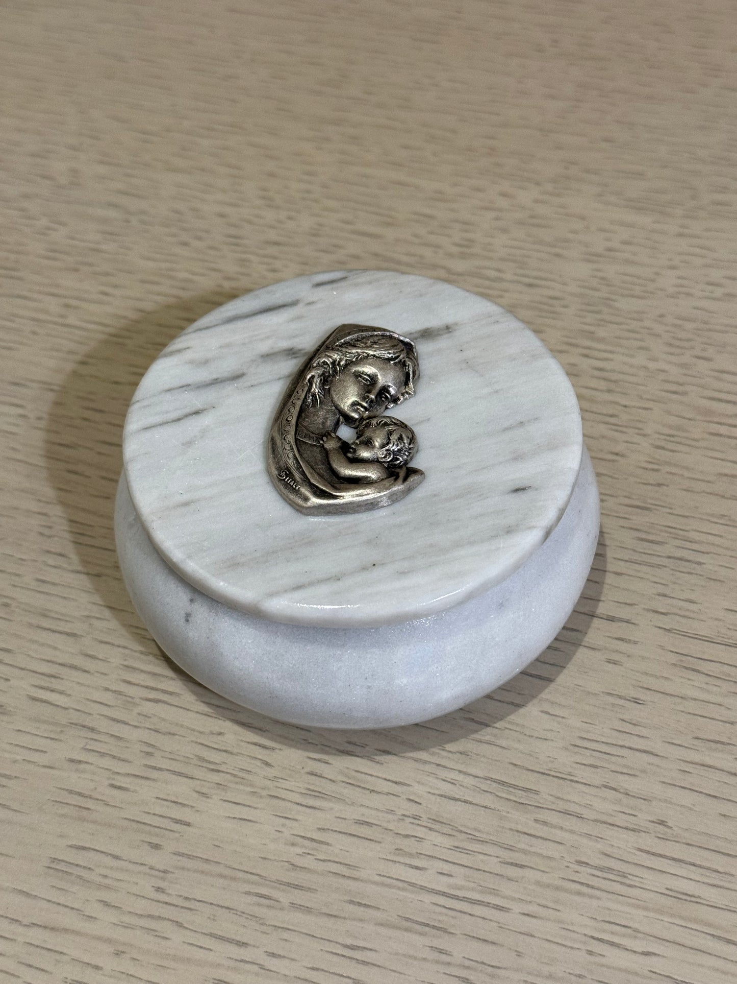 Alhajero de Mármol Redondo con Virgen Madonna 10 x 10 cm / Paquete de 10 piezas
