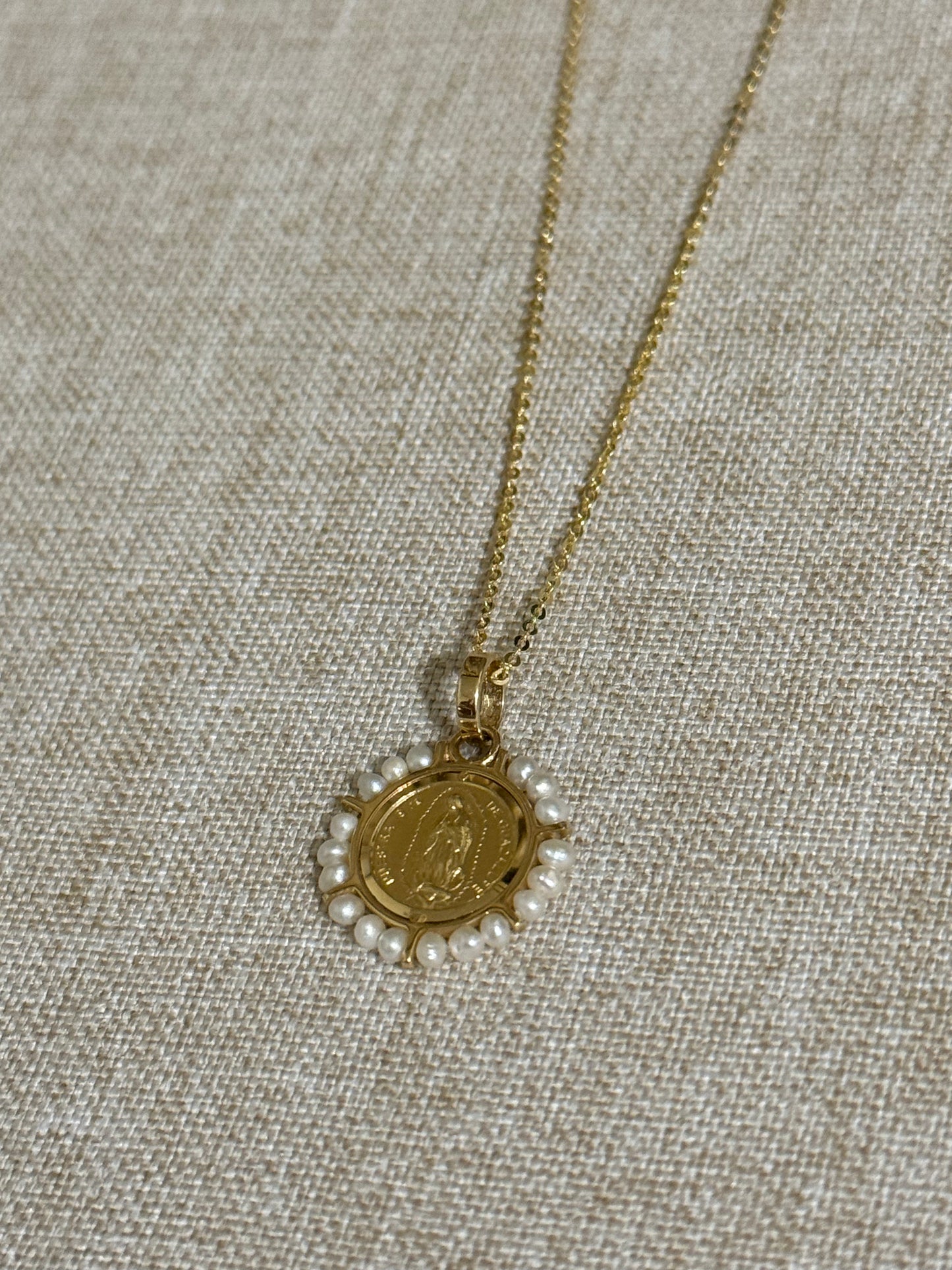 Medalla de Virgen de Guadalupe Oro 14K con Perlas y Cadena de Oro 14K