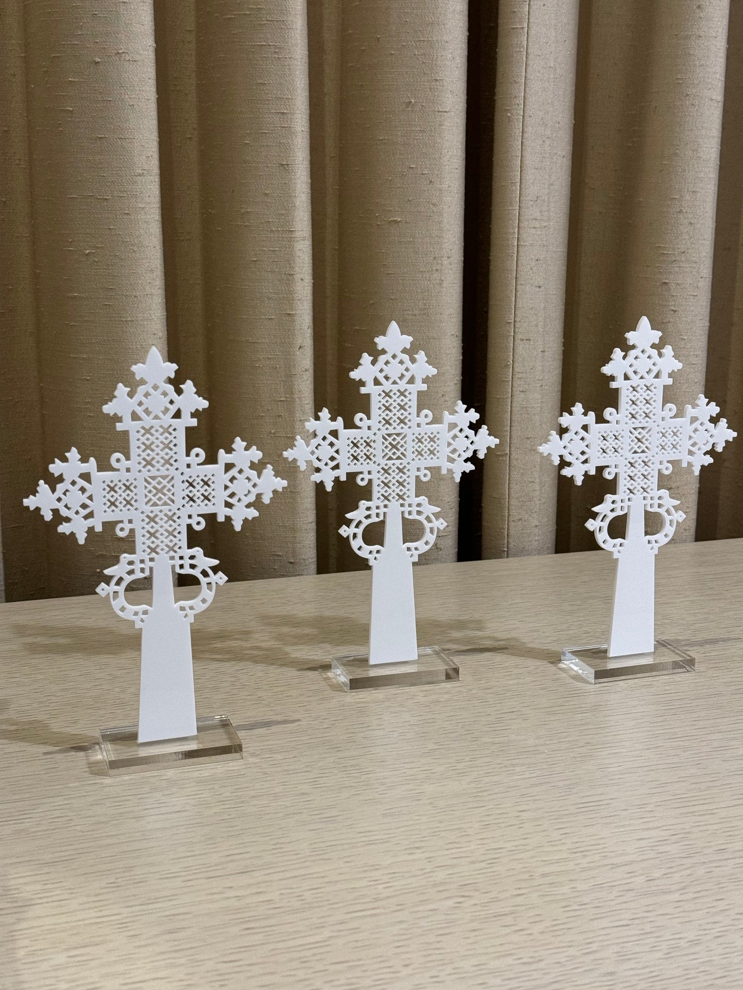 Cruz de Acrílico Blanco 18.5 cm / Paquete de 10 piezas