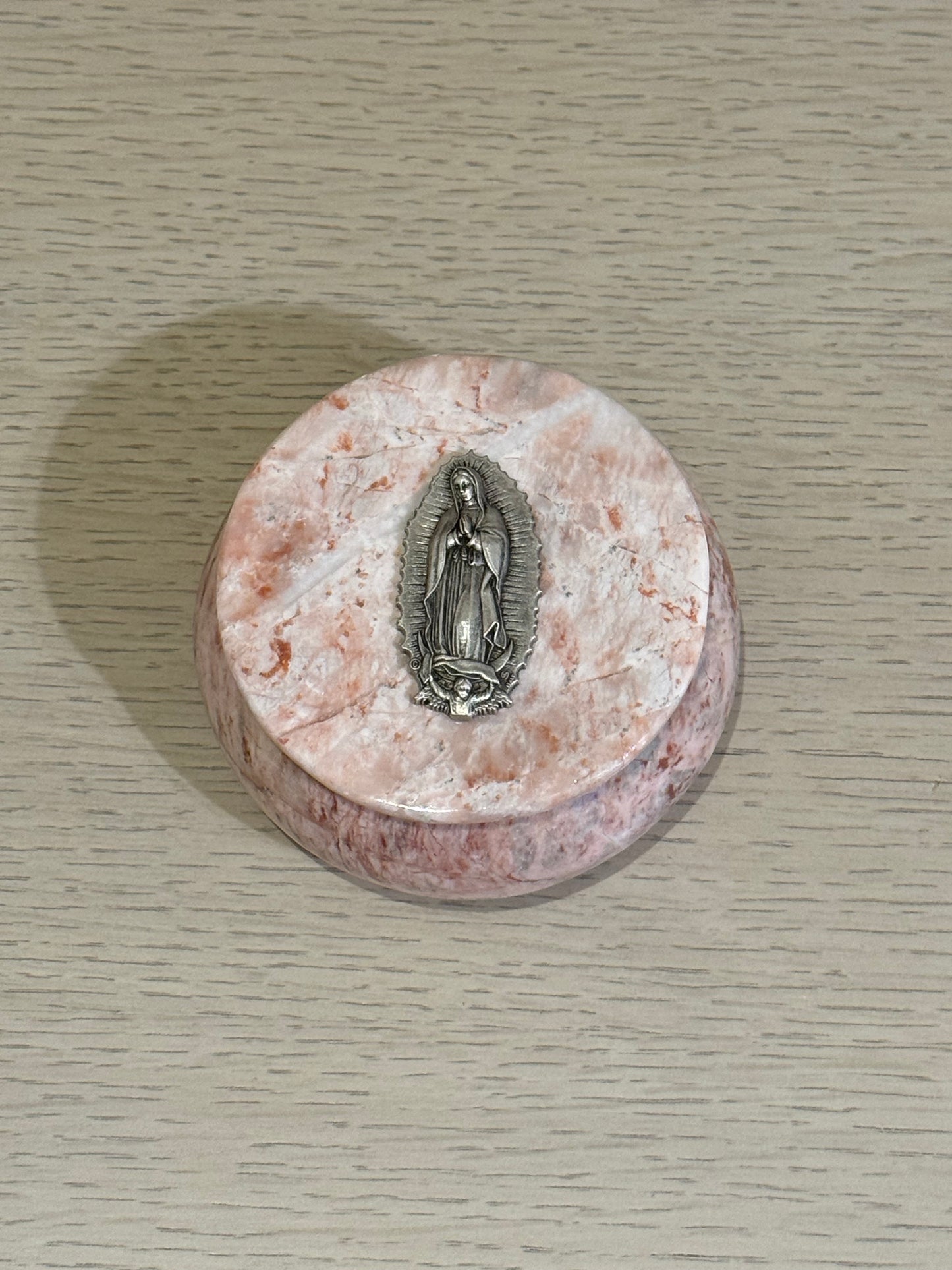 Alhajero de Mármol Redondo con Virgen de Guadalupe 10 x 10 cm / Paquete de 10 piezas