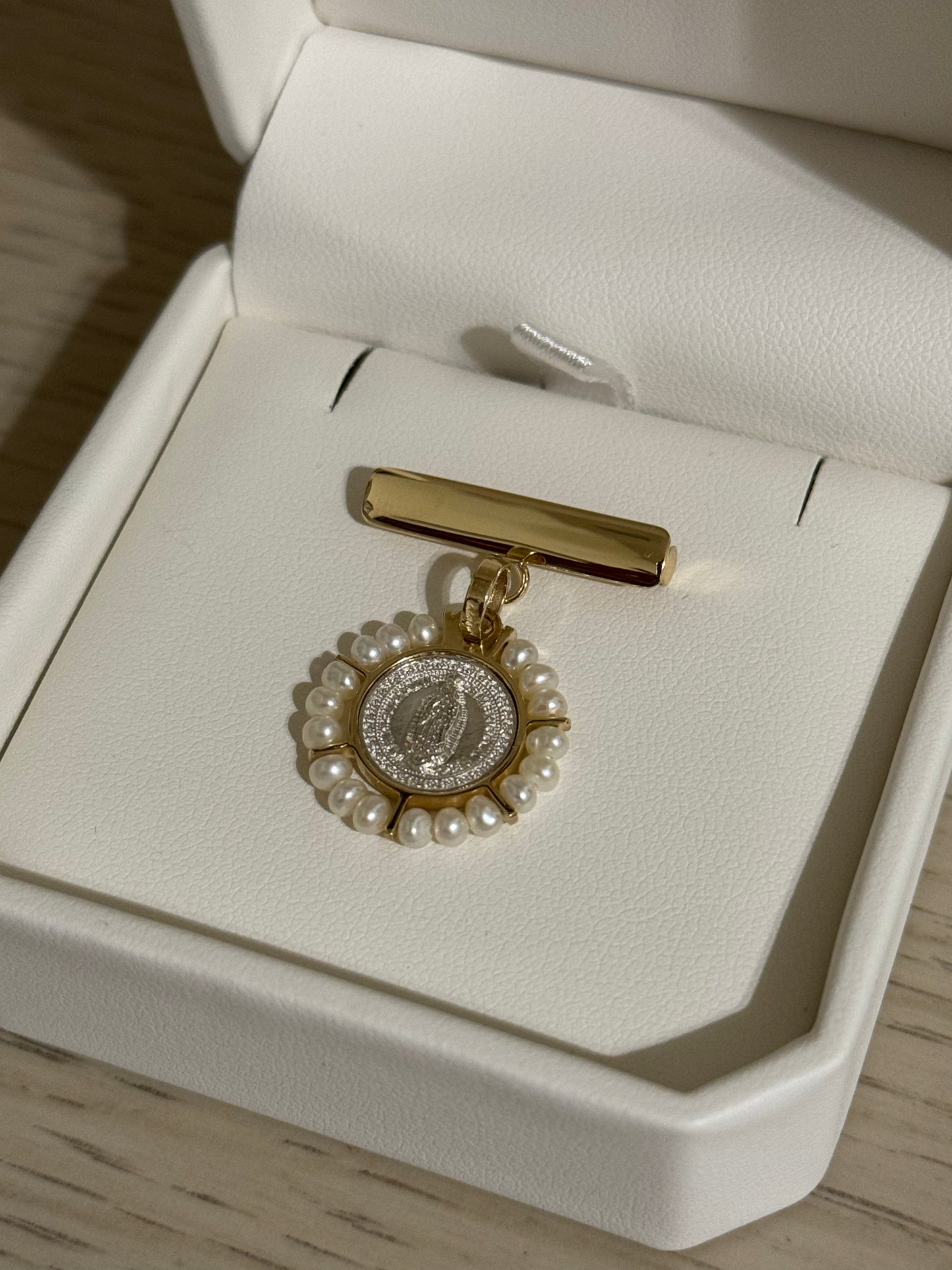 Medalla de Virgen de Guadalupe Plata con Bisel Oro 14K con Perlas y Barra de Oro 14K