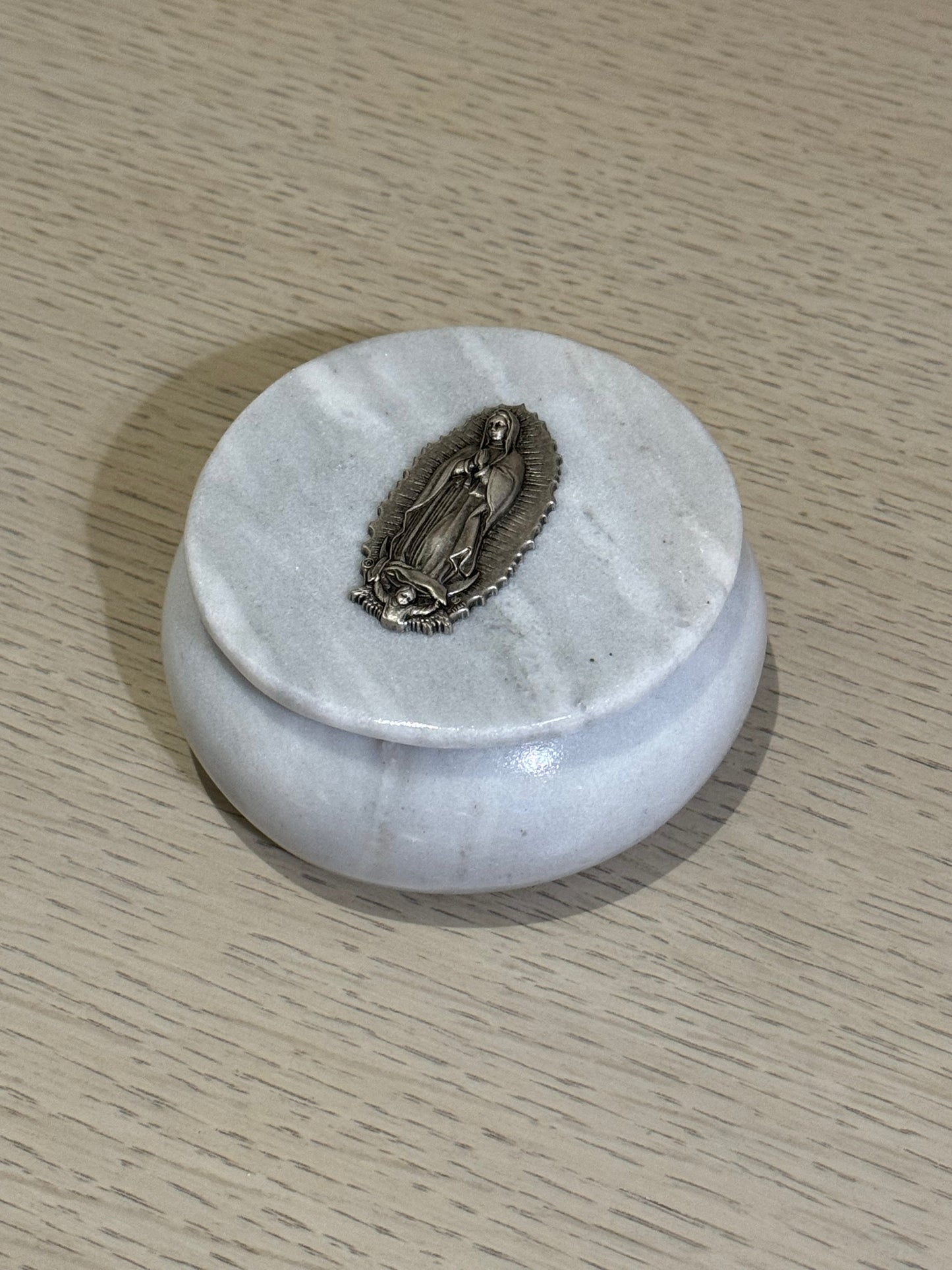Alhajero de Mármol Redondo con Virgen de Guadalupe 10 x 10 cm / Paquete de 10 piezas