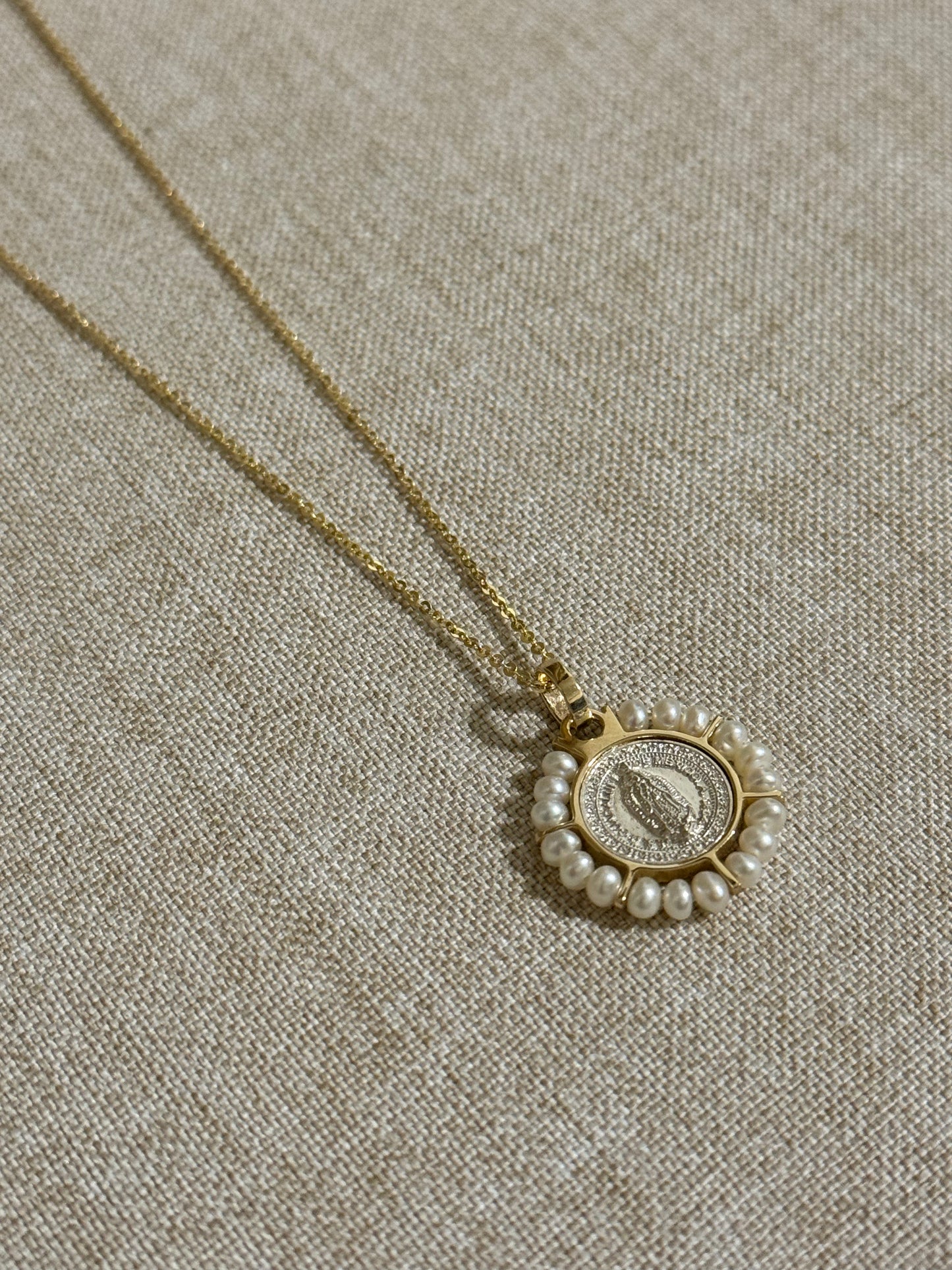 Medalla de Virgen de Guadalupe Plata con Bisel Oro 14K con Perlas y Cadena de Oro 14K