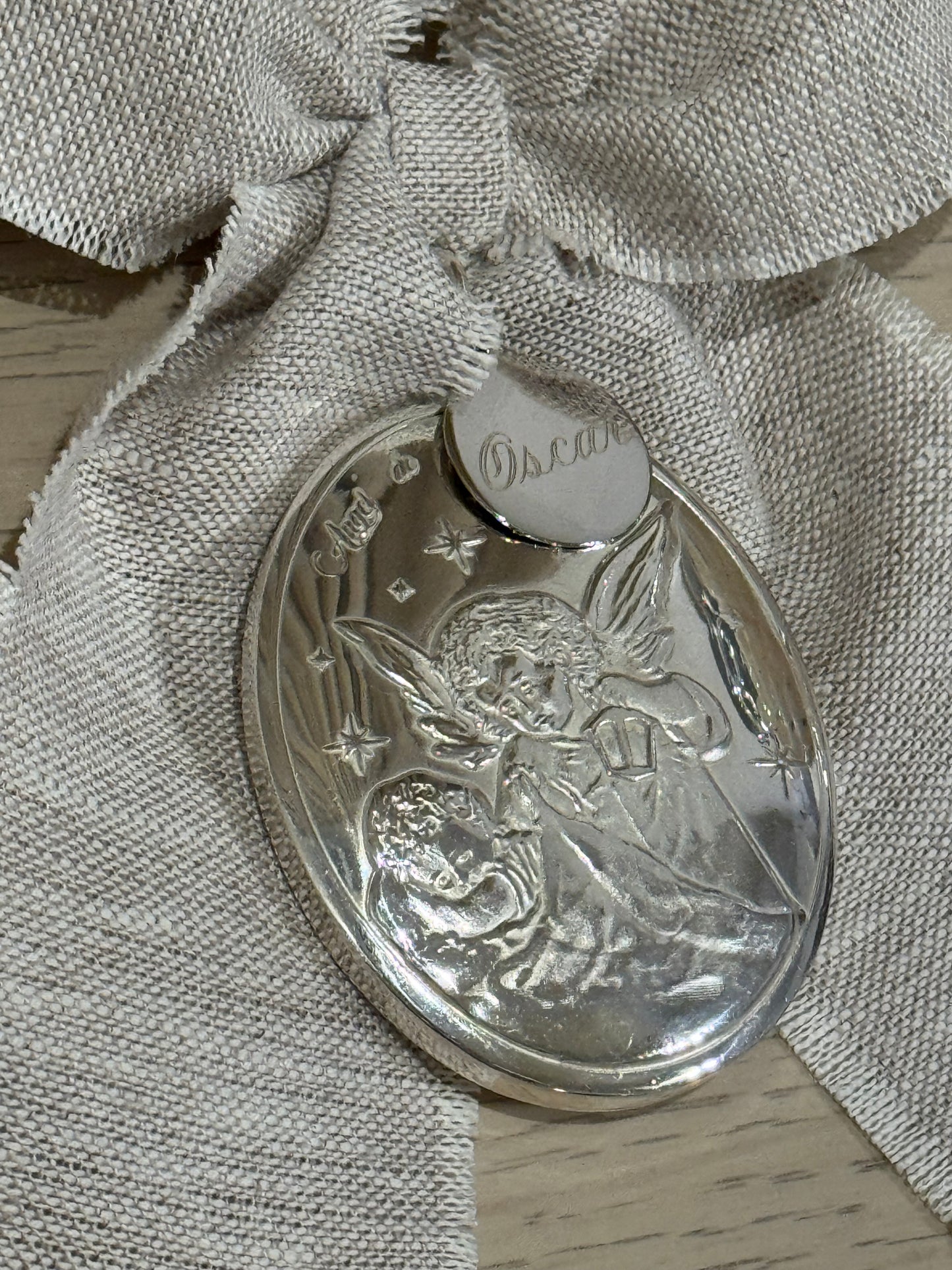 Medallón Grande para cuna del Ángel de la Guarda / Moño de Lino