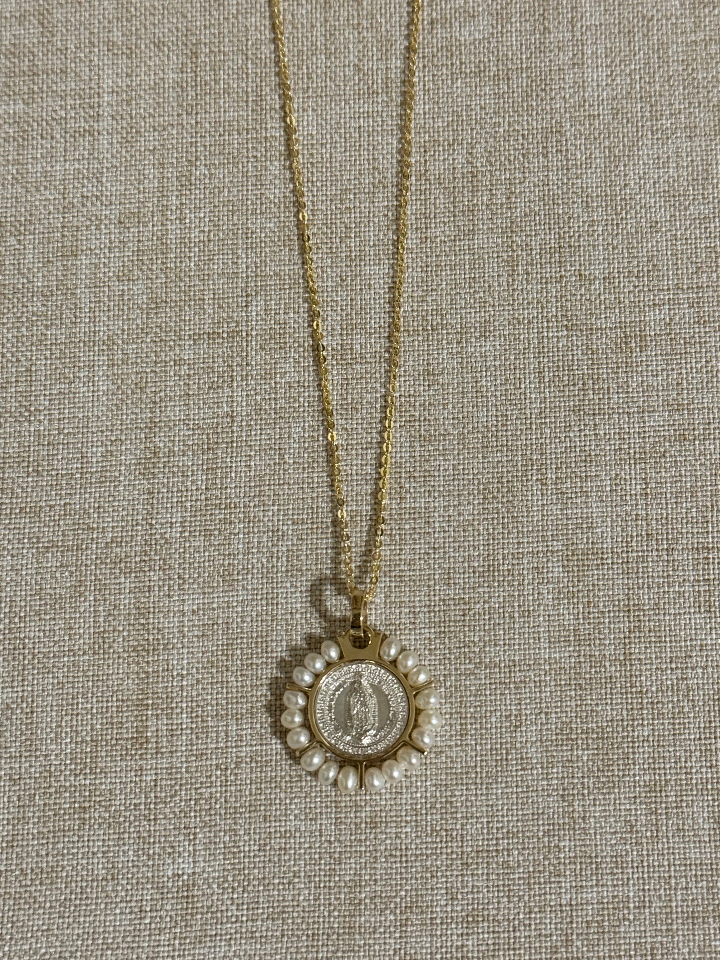 Medalla de Virgen de Guadalupe Plata con Bisel Oro 14K con Perlas y Cadena de Oro 14K