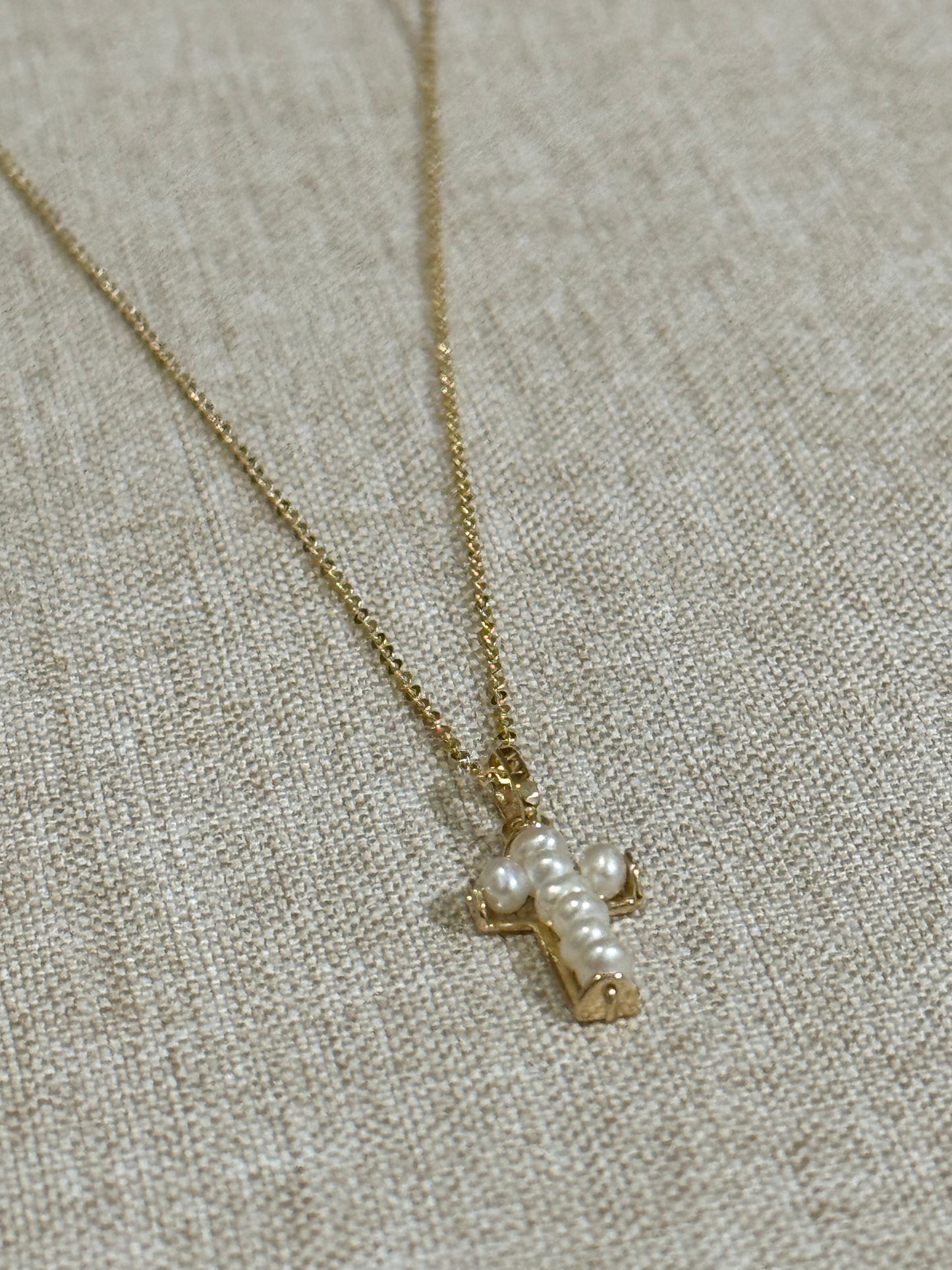 Cruz Chica de Perlas Oro 14K y Cadena de Oro 14K