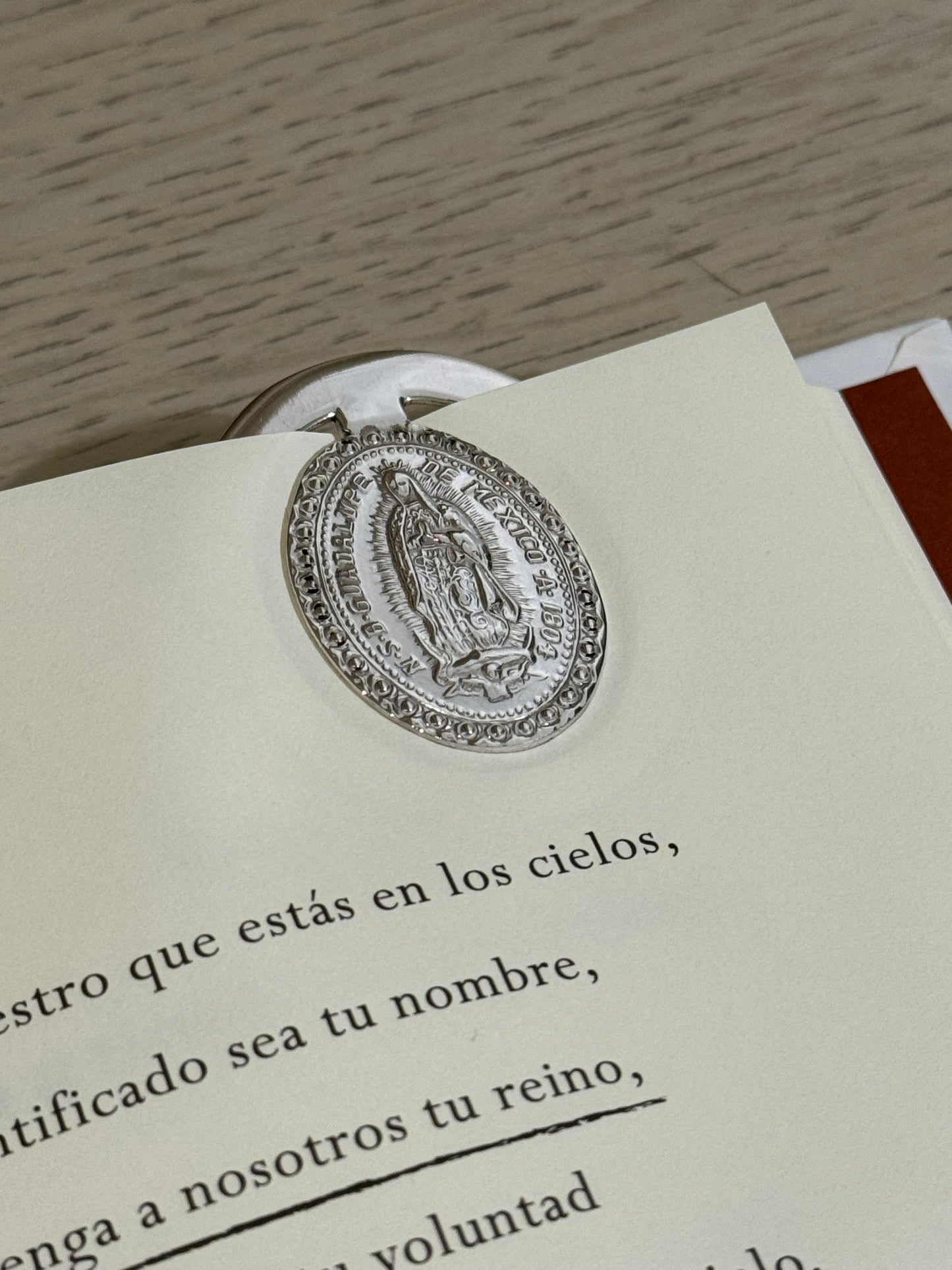 Separador de Libros Ovalado Virgen de Guadalupe