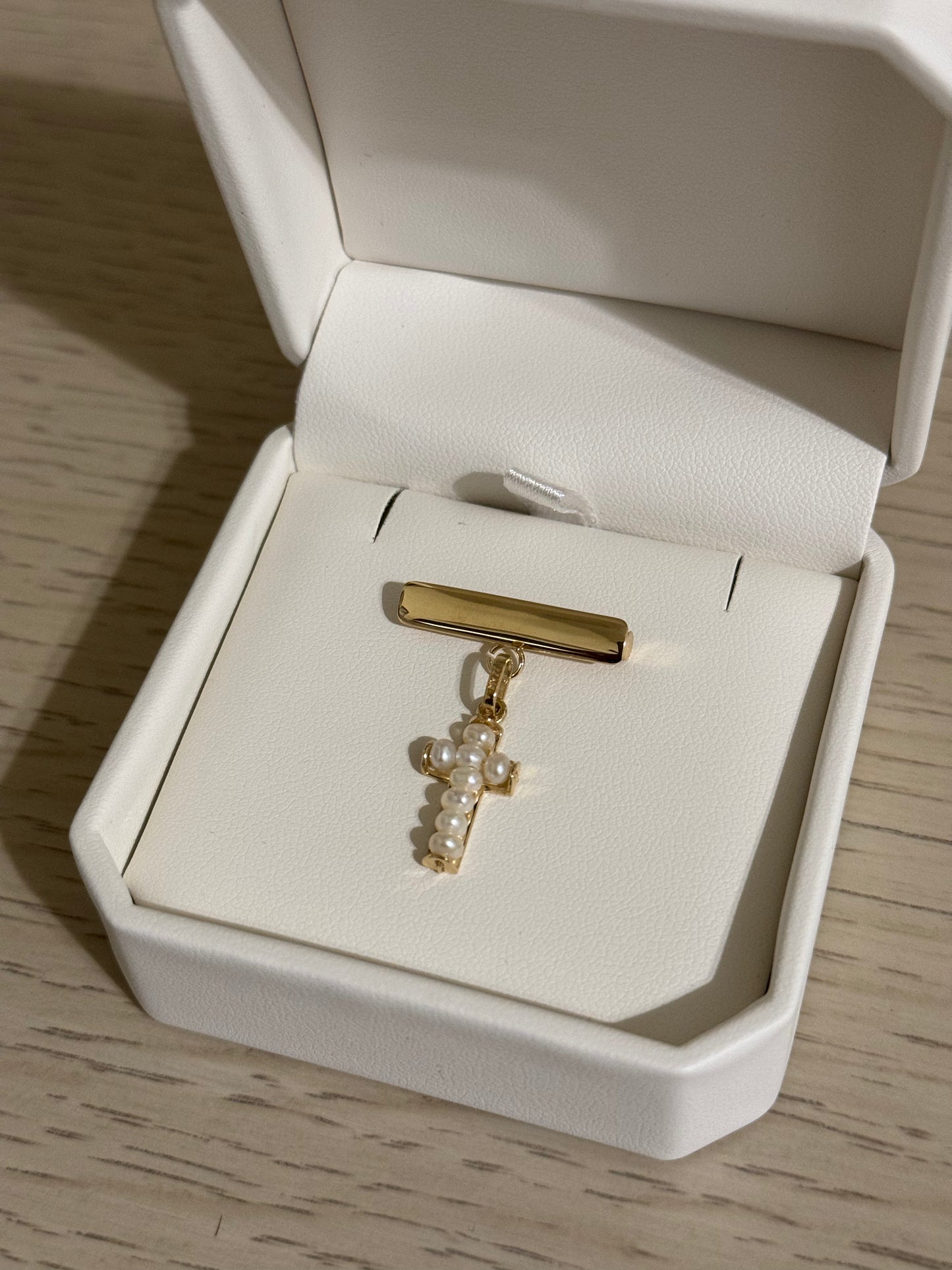Cruz Chica de Perlas Oro 14K y Barra de Oro 14K