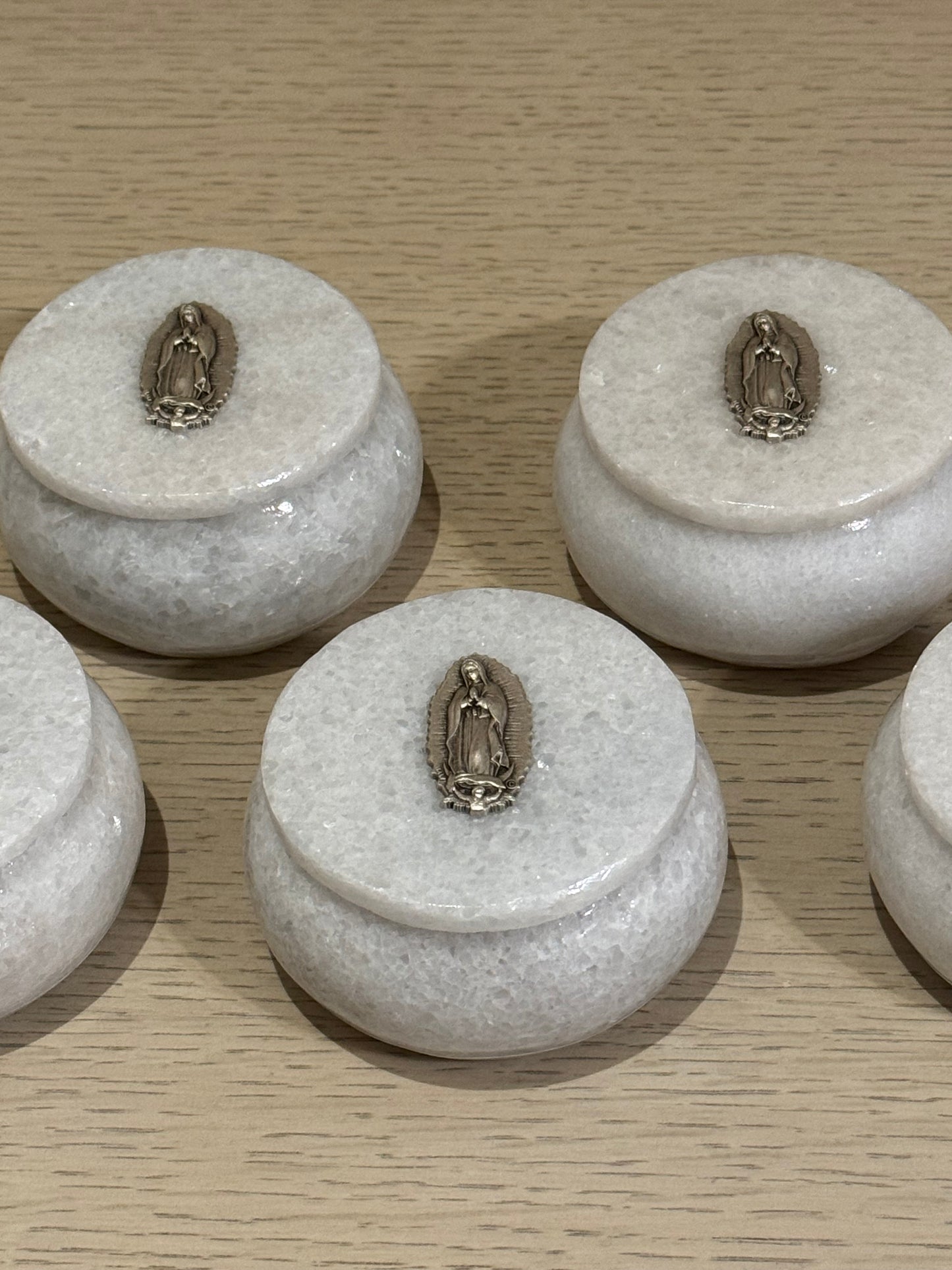 Alhajero de Mármol Redondo con Virgen de Guadalupe 7.5 cm / Paquete de 10 piezas