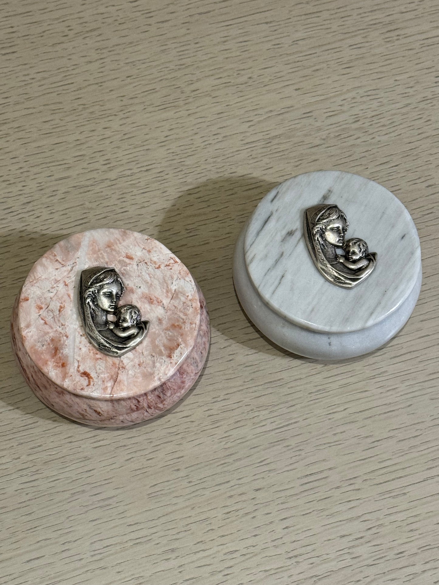 Alhajero de Mármol Redondo con Virgen Madonna 10 x 10 cm / Paquete de 10 piezas