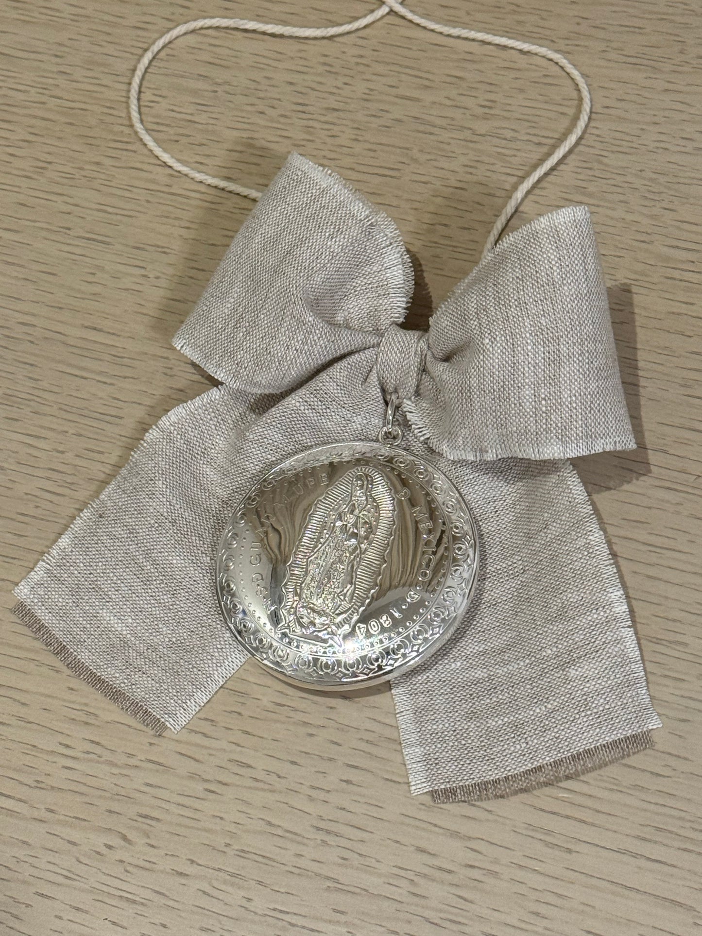 Medallón Grande para cuna de la Virgen de Guadalupe / Moño de Lino