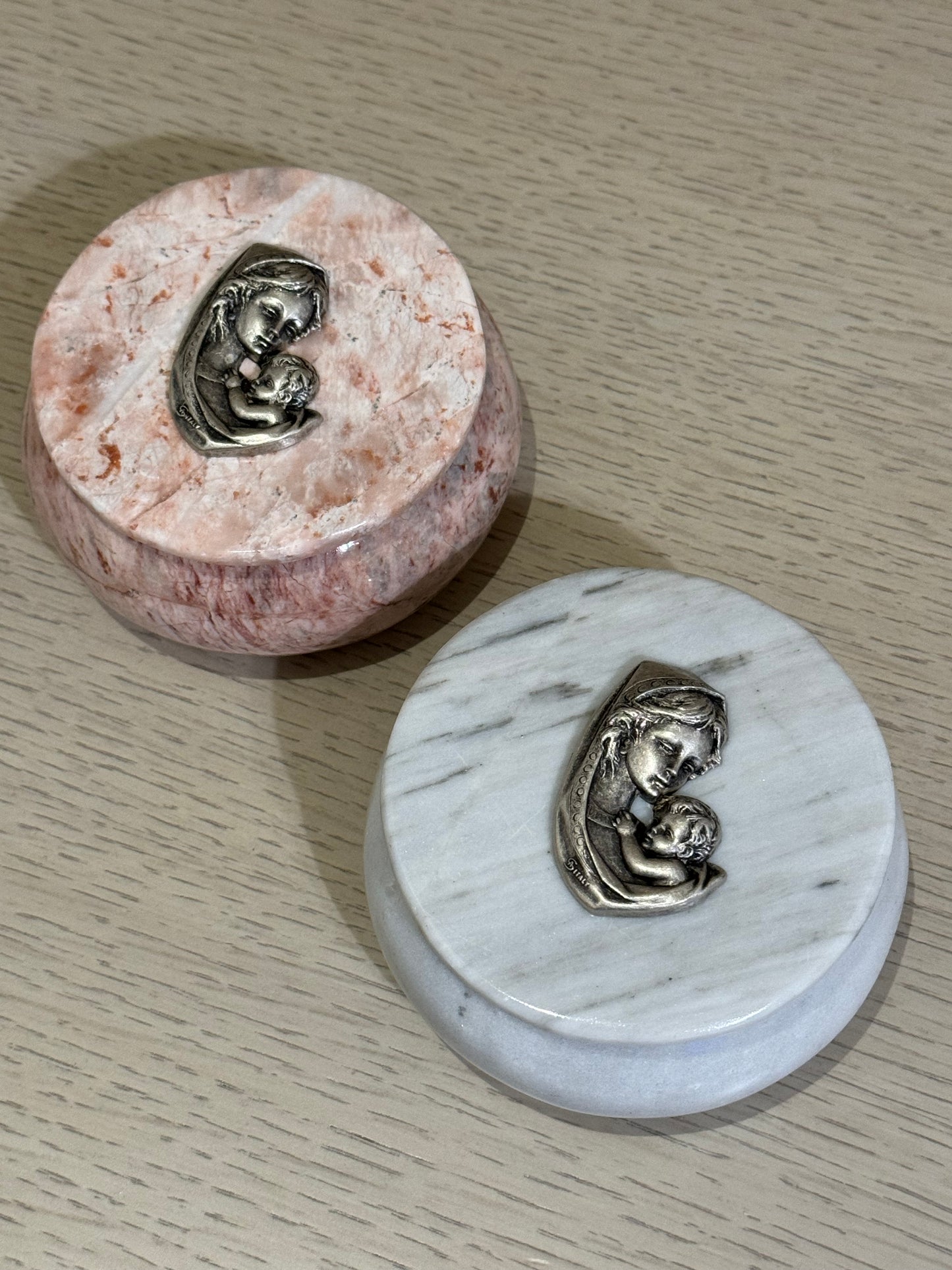 Alhajero de Mármol Redondo con Virgen Madonna 10 x 10 cm / Paquete de 10 piezas
