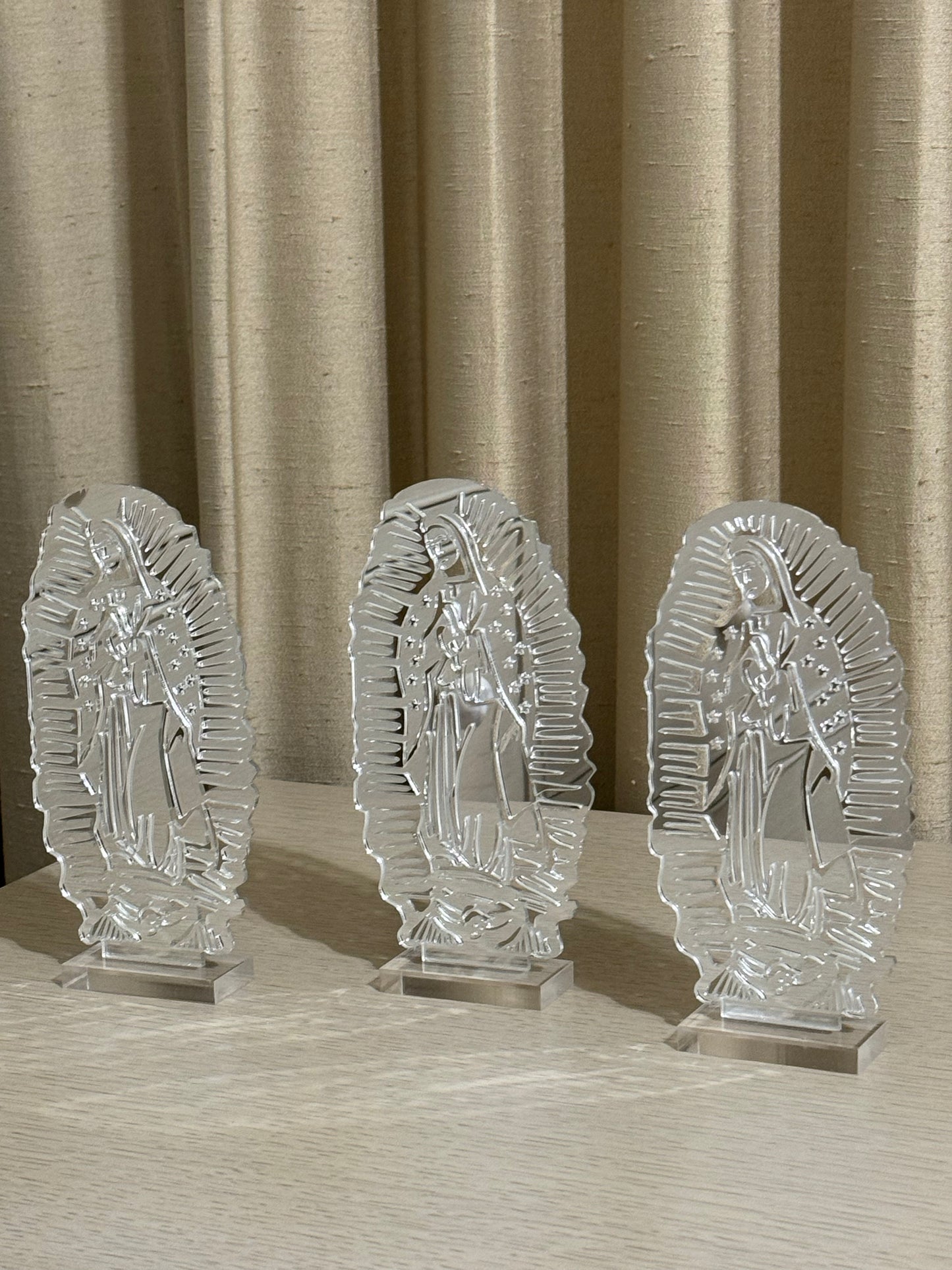 Virgencita de Guadalupe de Acrílico Plata Espejo 18.5 cm / Paquete de 10 piezas