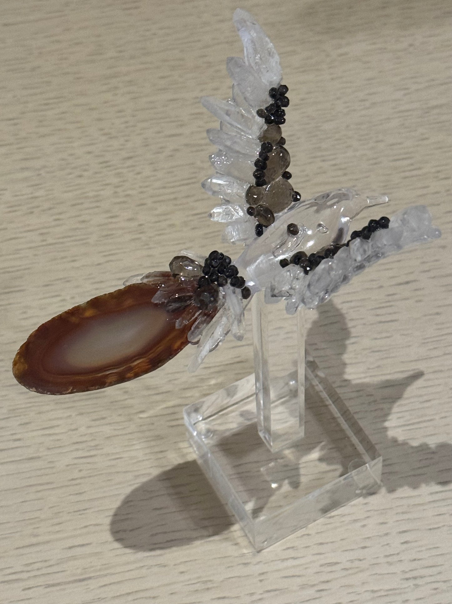 Colibrí con Cuarzos y Base de Acrílico