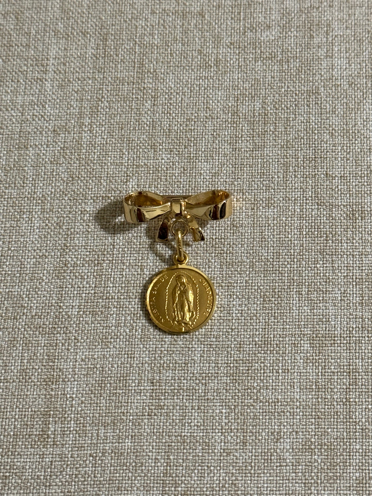 Medalla de Virgen de Guadalupe Oro 14K y Moño de Oro 14K