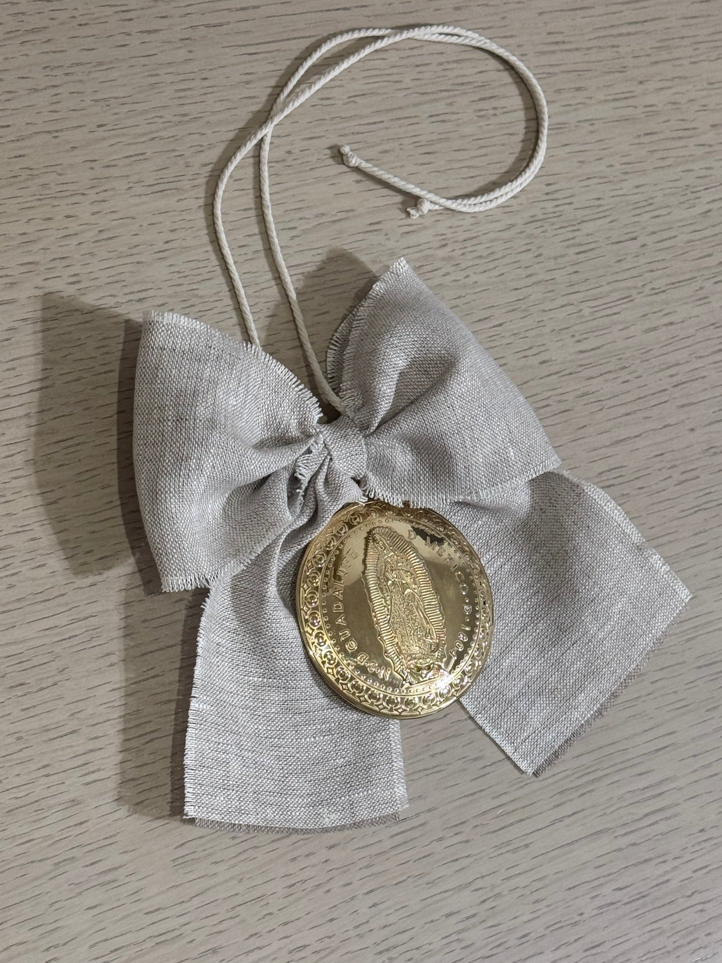 Medallón Grande para cuna de la Virgen de Guadalupe / Moño de Lino