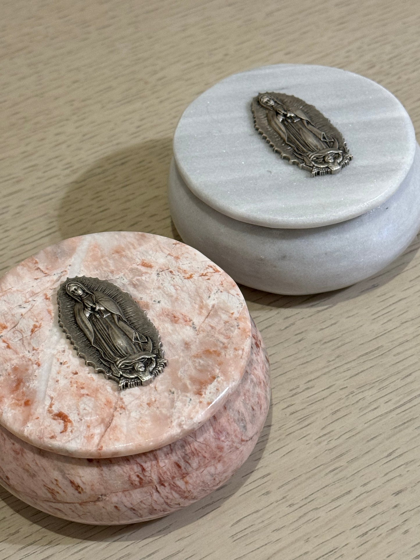Alhajero de Mármol Redondo con Virgen de Guadalupe 10 x 10 cm / Paquete de 10 piezas