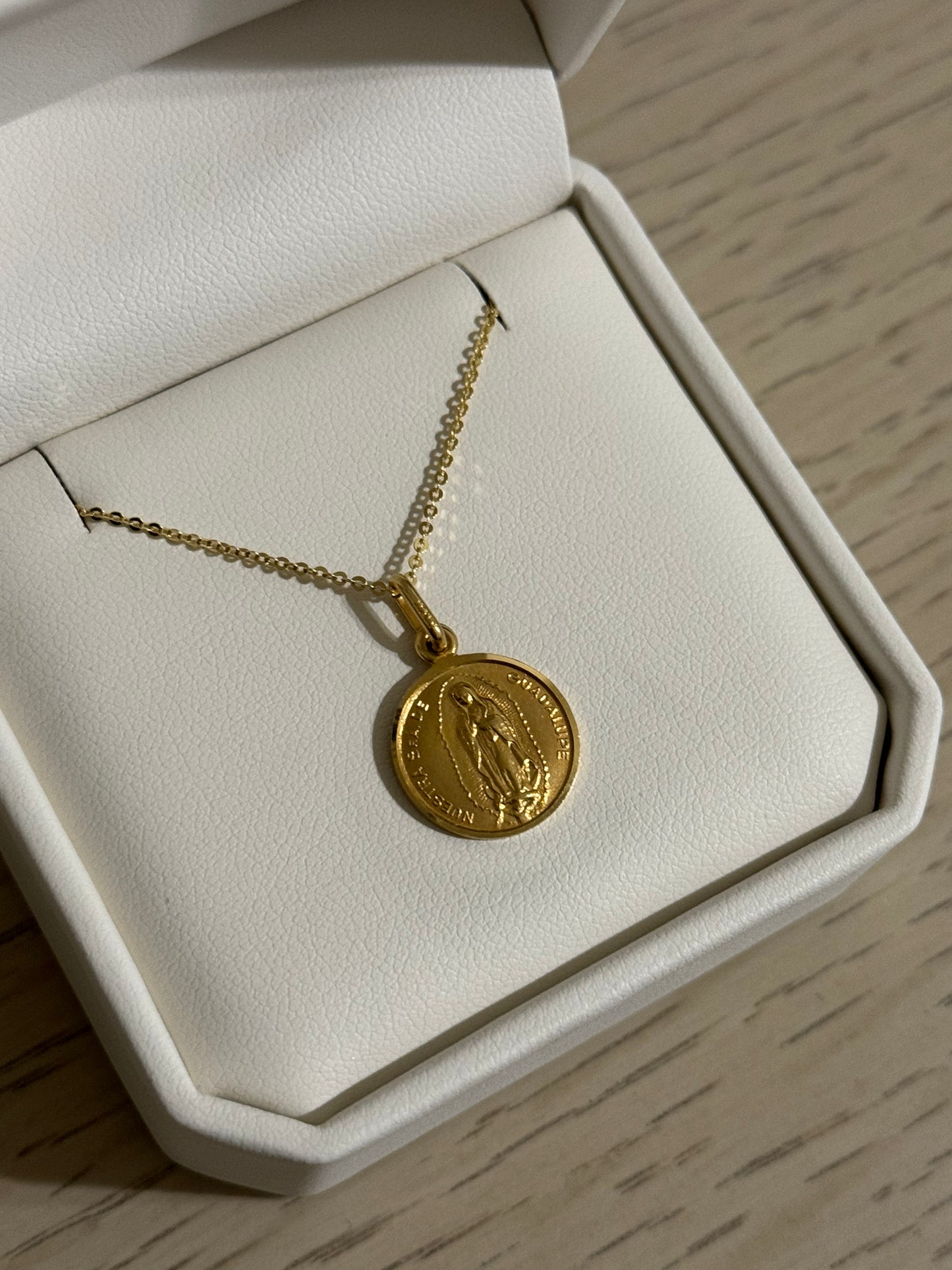 Medalla de Virgen de Guadalupe Oro 14K y Cadena de Oro 14K