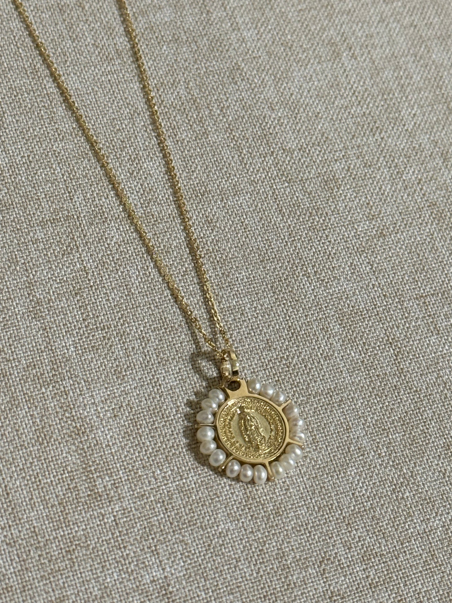 Medalla de Virgen de Guadalupe Oro 14K con Perlas y Cadena de Oro 14K