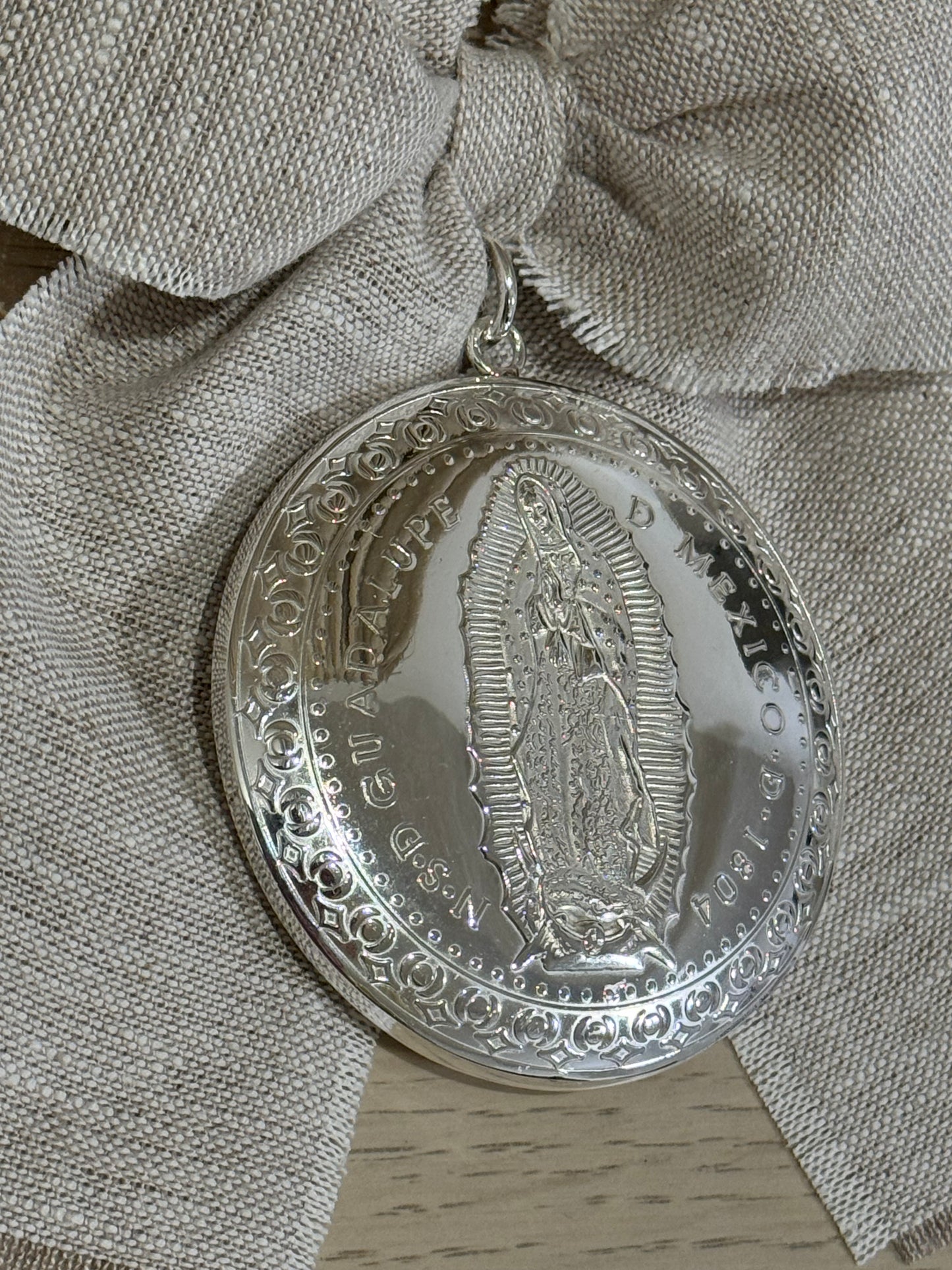 Medallón Grande para cuna de la Virgen de Guadalupe / Moño de Lino