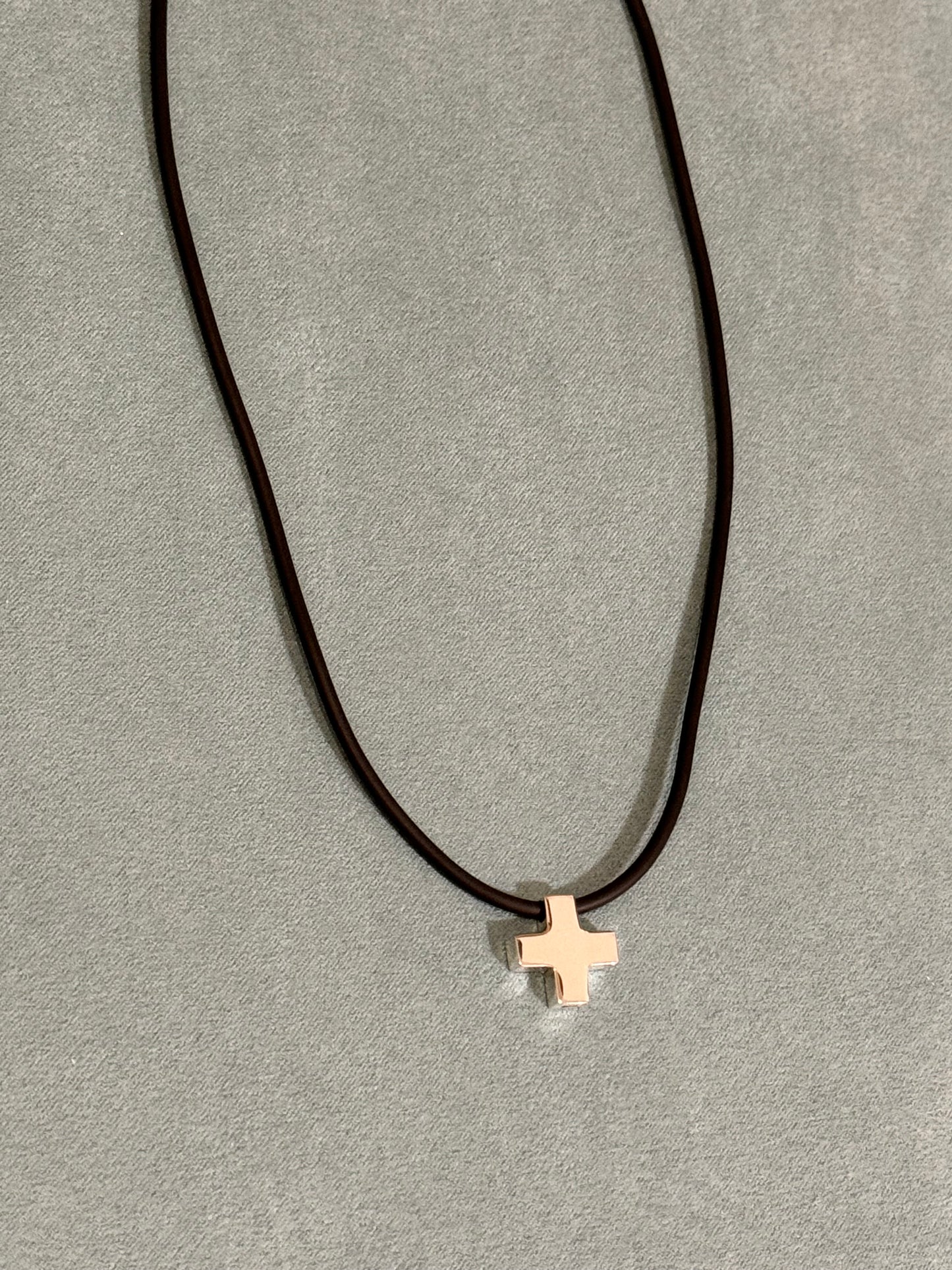Collar Cruz Suiza de Plata