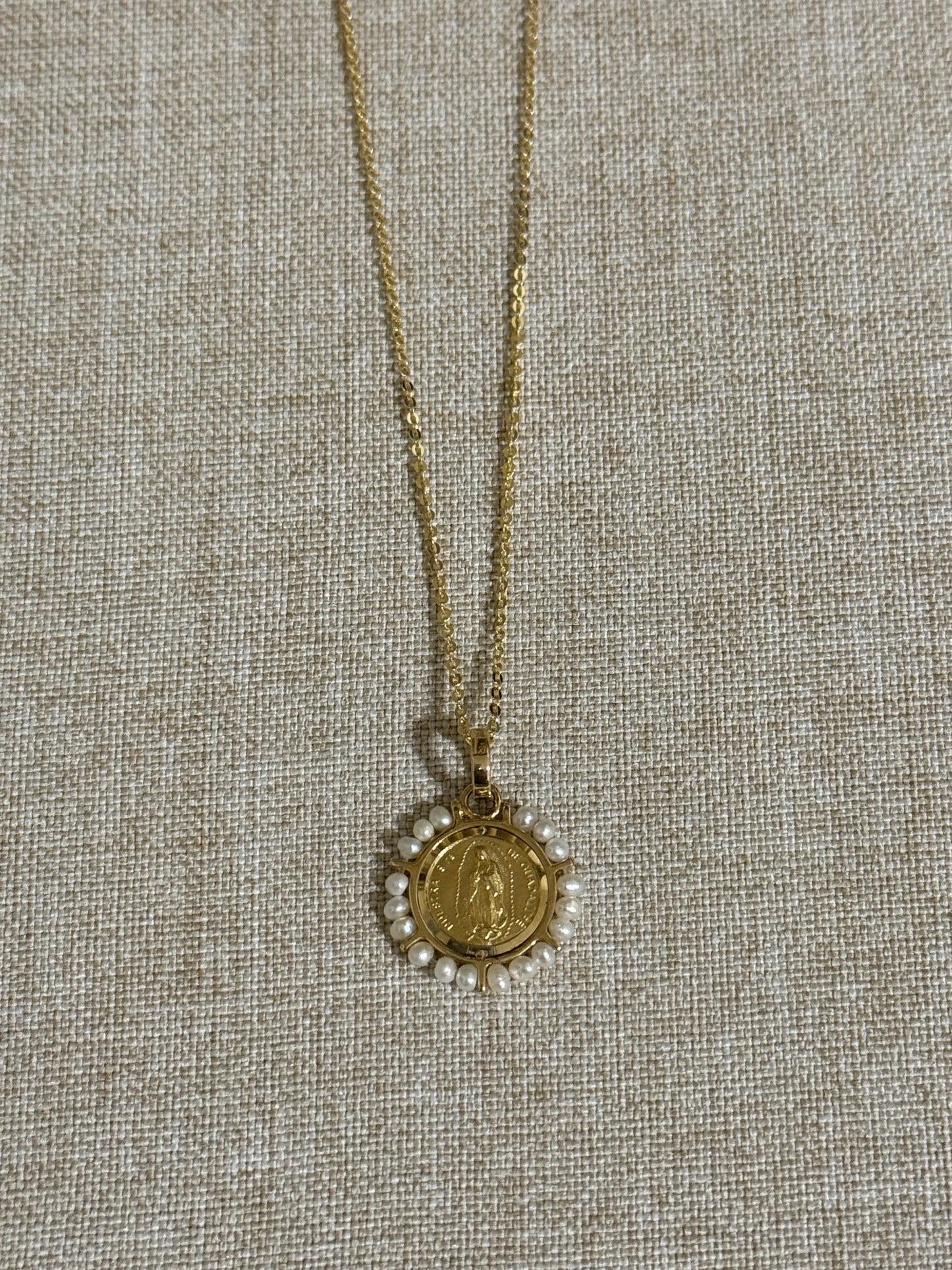 Medalla de Virgen de Guadalupe Oro 14K con Perlas y Cadena de Oro 14K