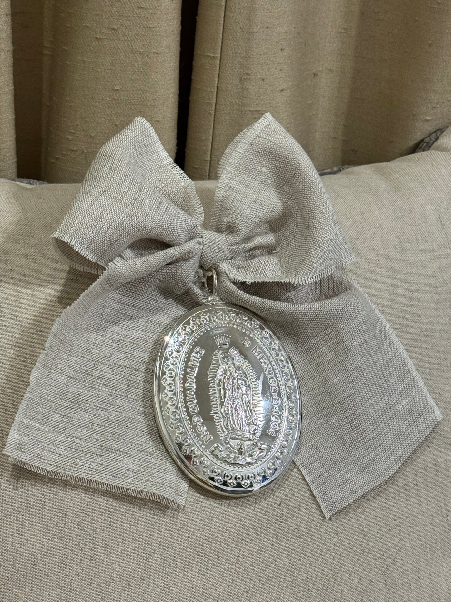 Medallón Grande XL para cuna de la Virgen de Guadalupe / Moño de Lino