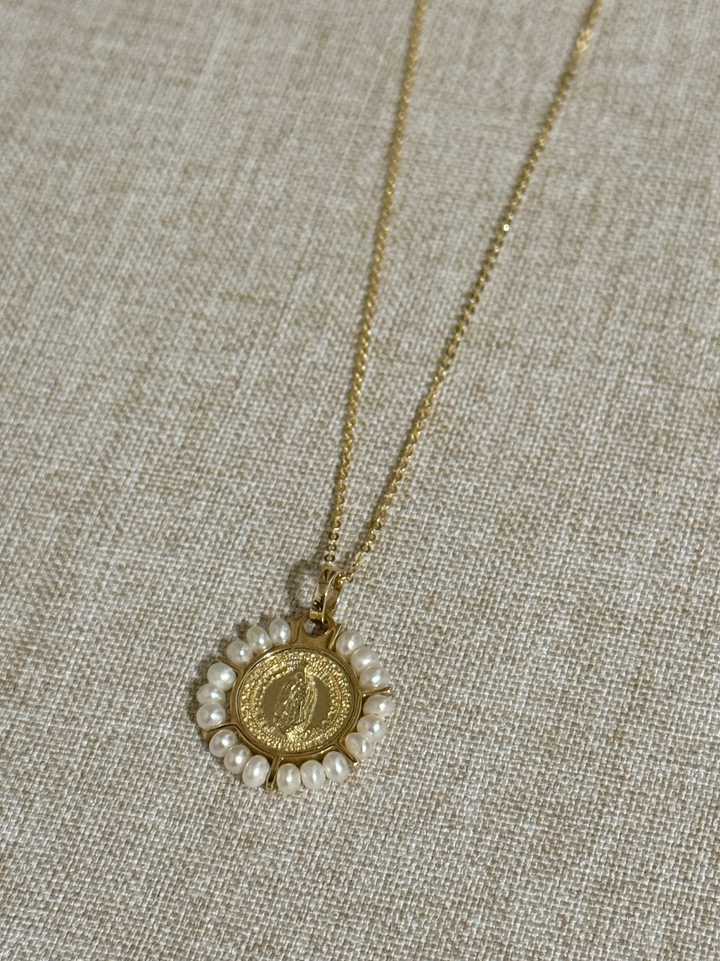 Medalla de Virgen de Guadalupe Oro 14K con Perlas y Cadena de Oro 14K
