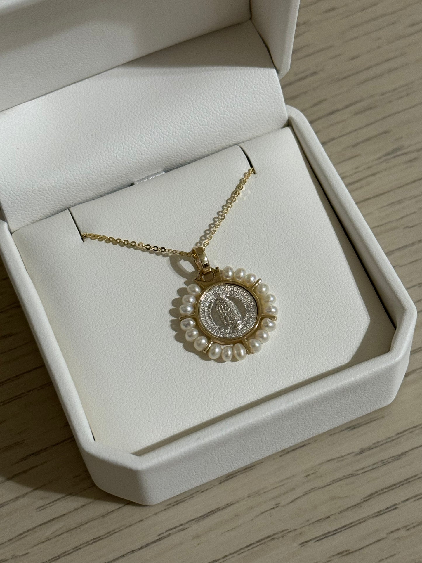Medalla de Virgen de Guadalupe Plata con Bisel Oro 14K con Perlas y Cadena de Oro 14K