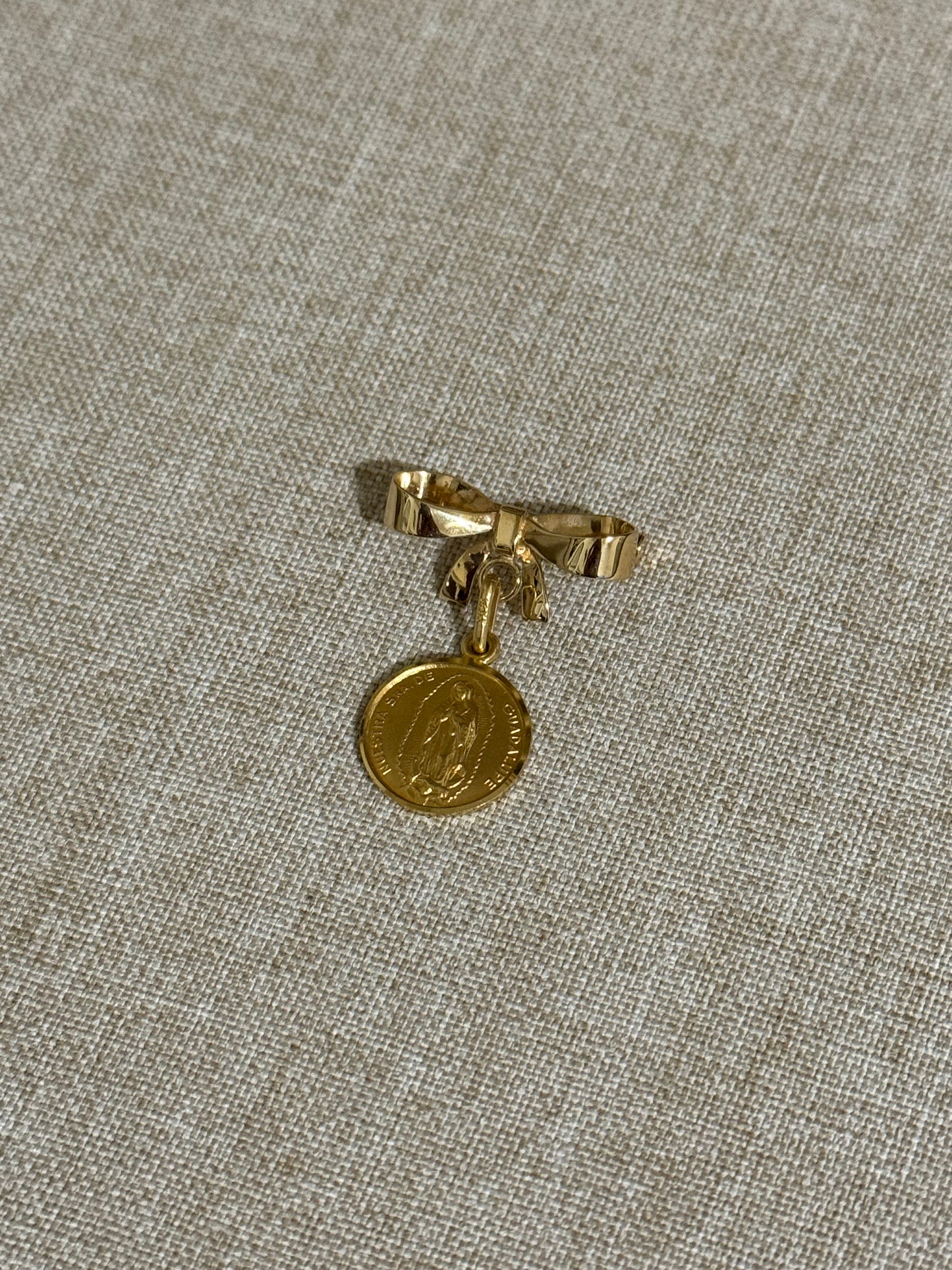 Medalla de Virgen de Guadalupe Oro 14K y Moño de Oro 14K
