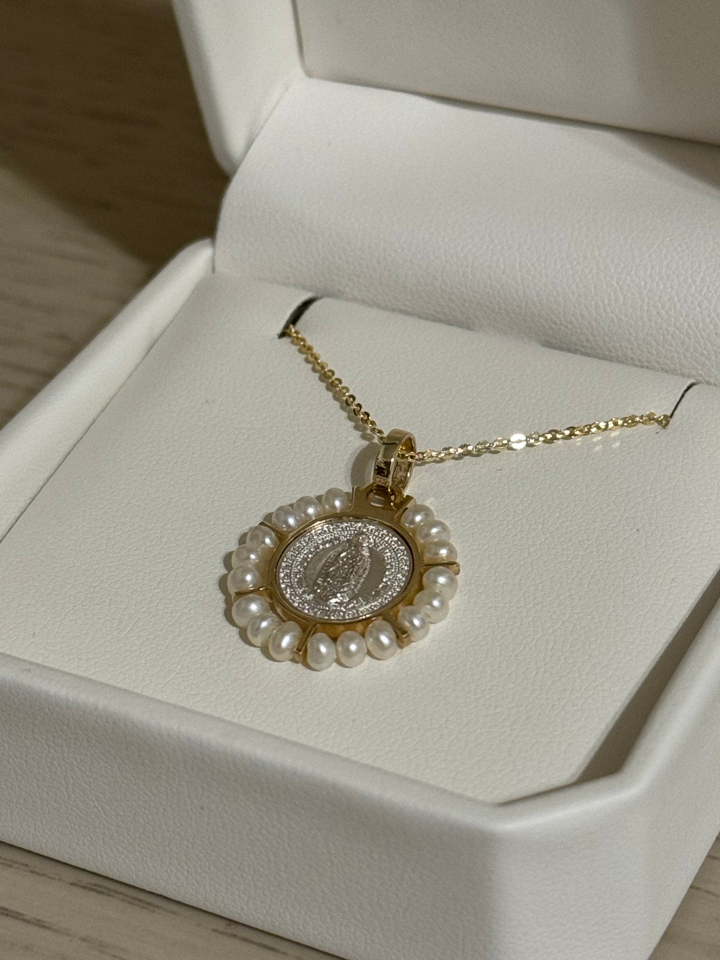 Medalla de Virgen de Guadalupe Plata con Bisel Oro 14K con Perlas y Cadena de Oro 14K