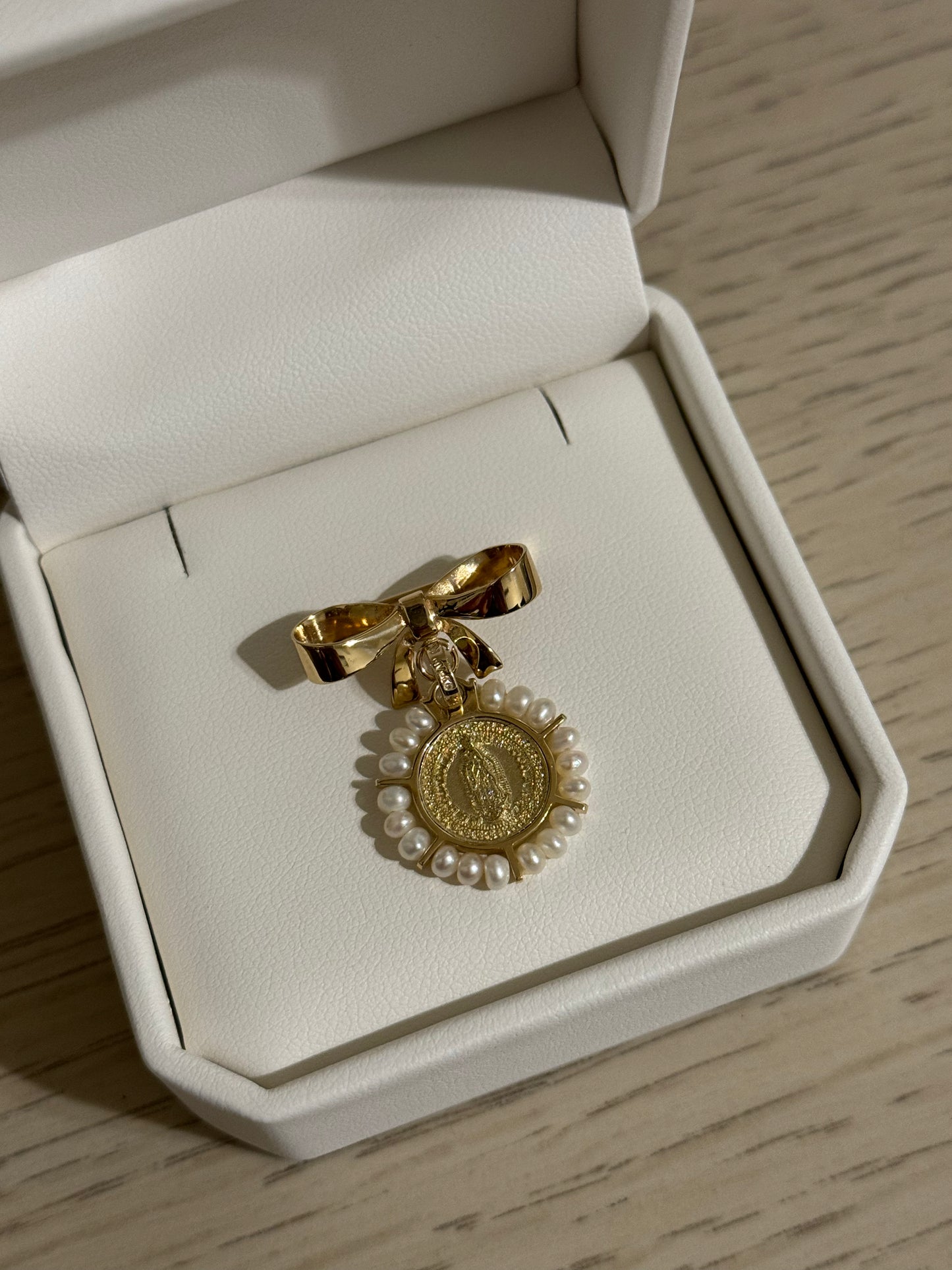 Medalla de Virgen de Guadalupe Oro 14K con Perlas y Moño de Oro 14K