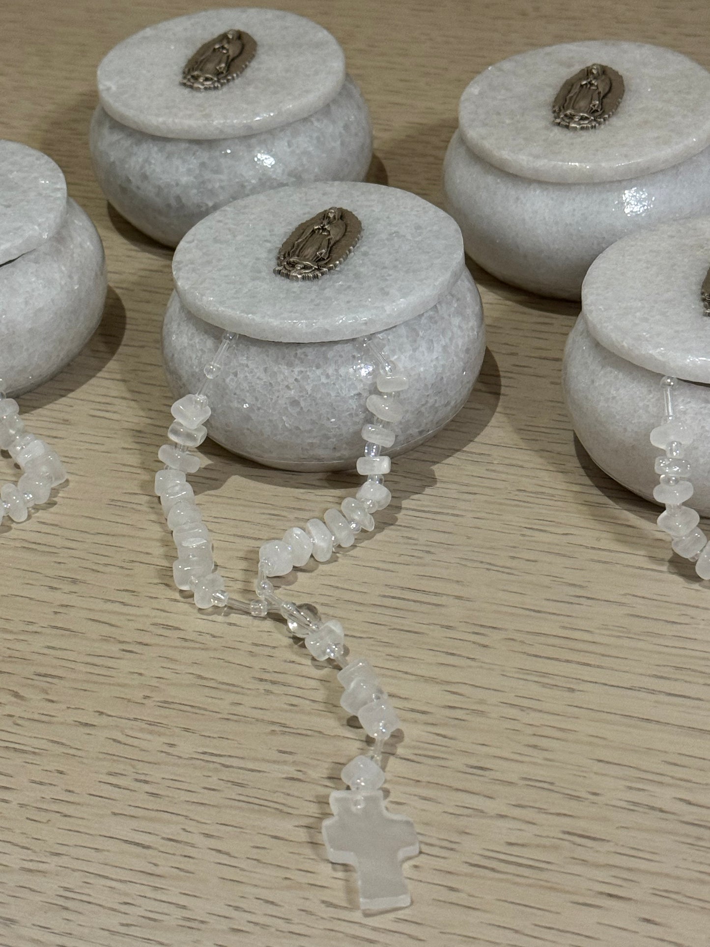 Alhajero de Mármol Redondo con Virgen de Guadalupe y Rosario de Ónix / Paquete de 10 piezas