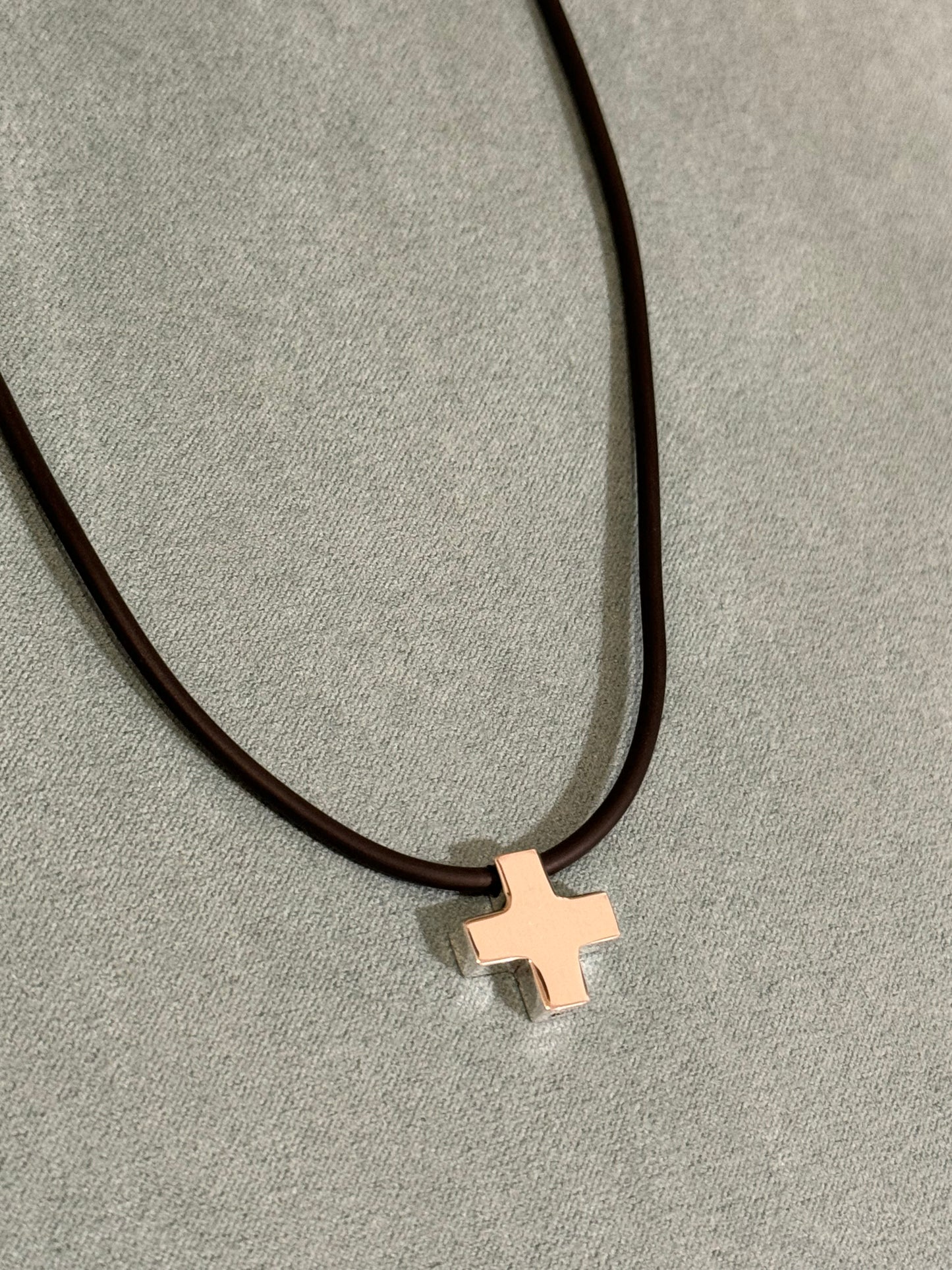 Collar Cruz Suiza de Plata