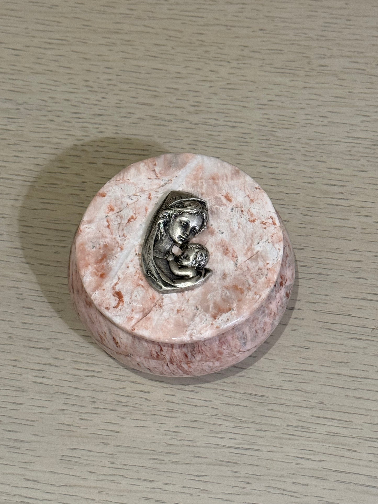 Alhajero de Mármol Redondo con Virgen Madonna 10 x 10 cm / Paquete de 10 piezas