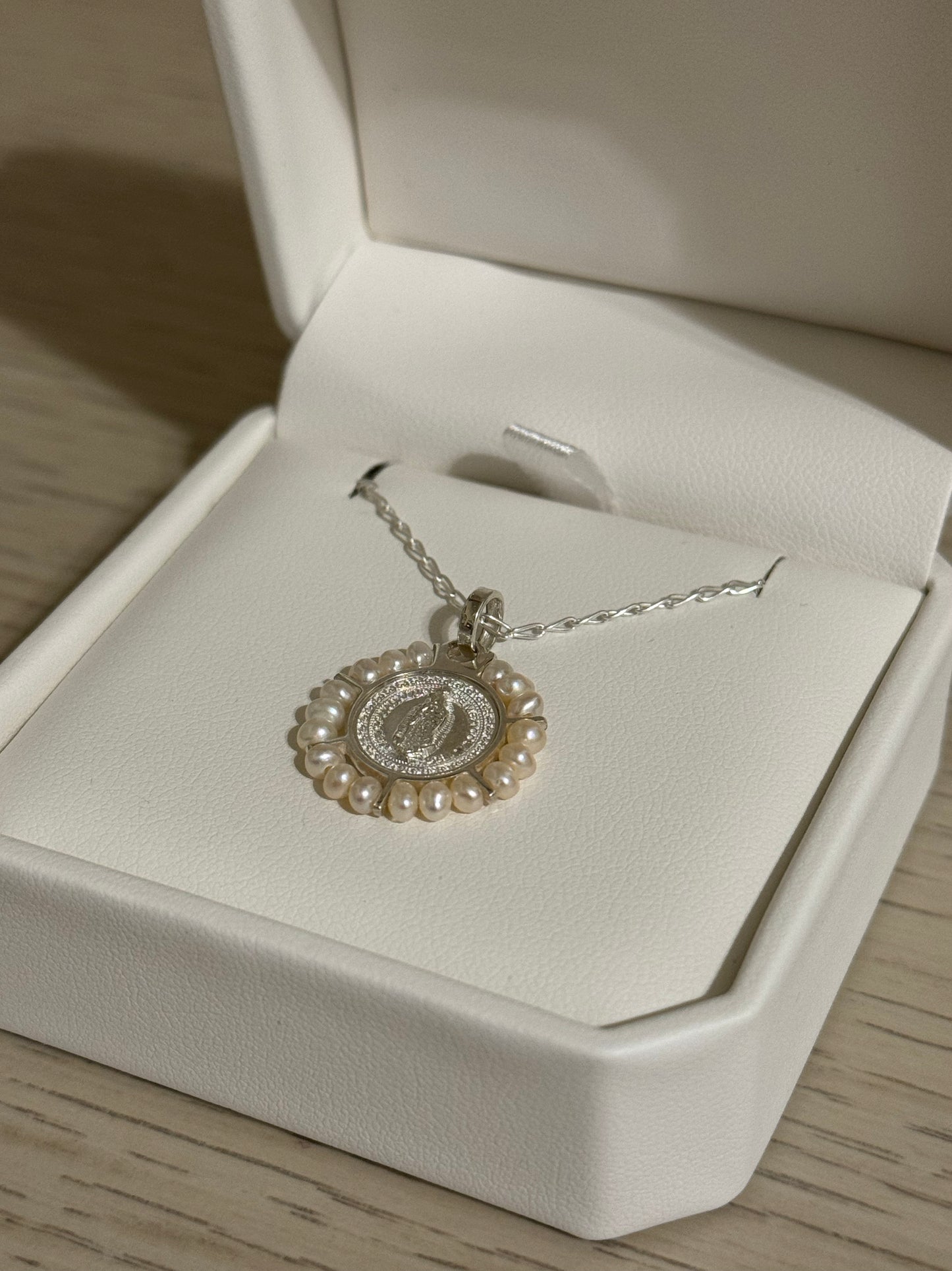 Medalla de Virgen de Guadalupe Plata con Perlas y Cadena de Plata