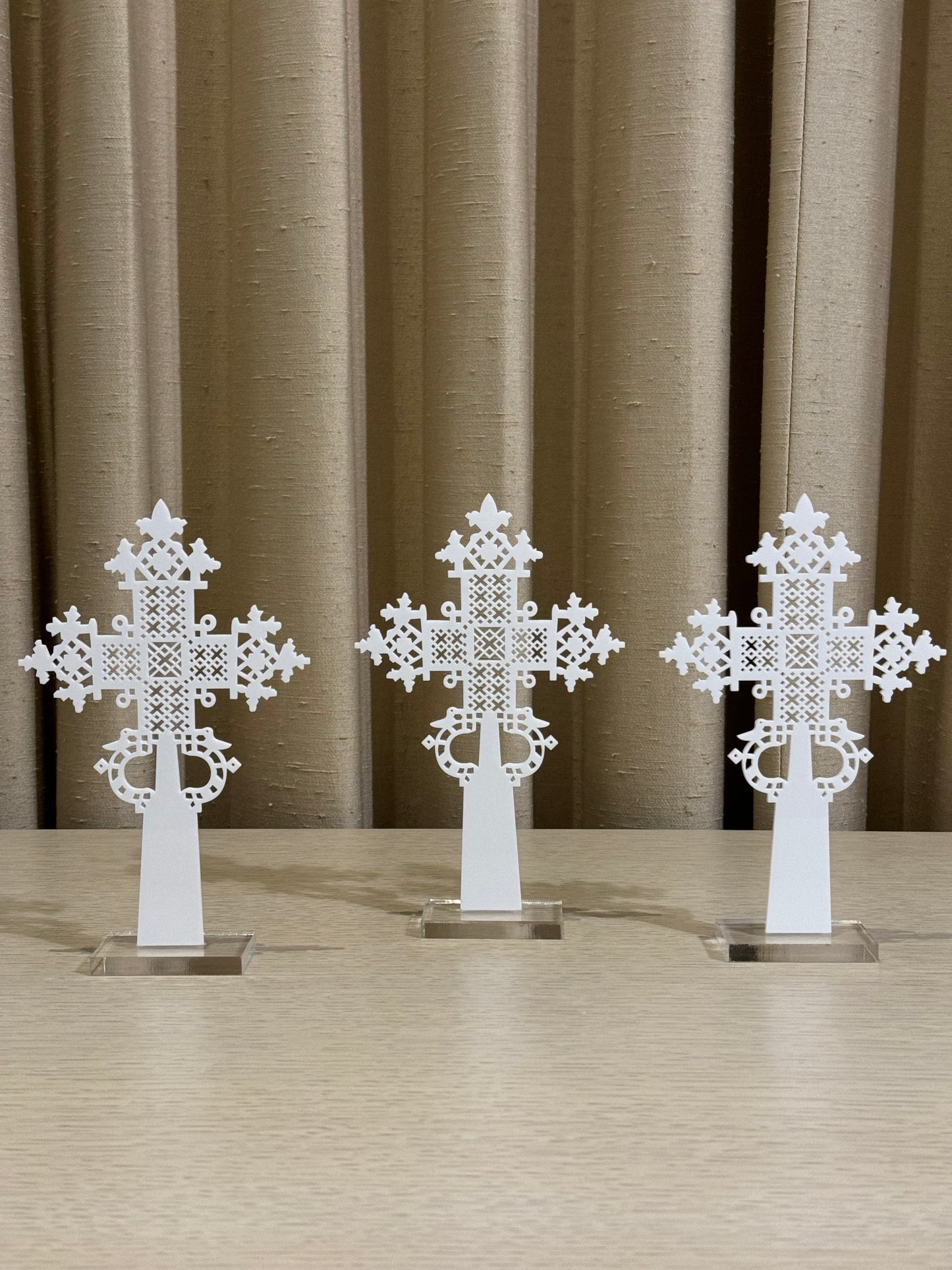 Cruz de Acrílico Blanco 18.5 cm / Paquete de 10 piezas