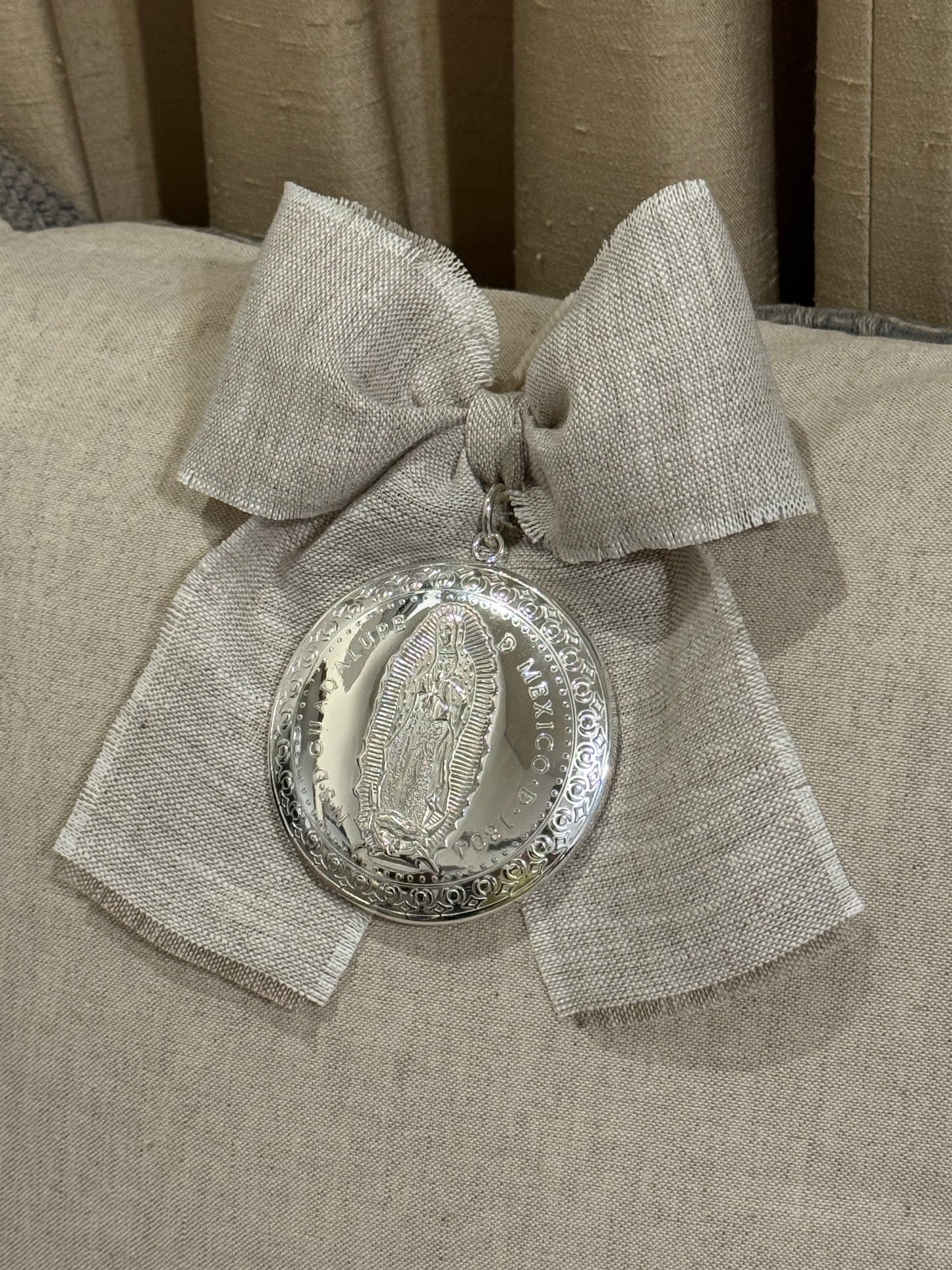 Medallón Grande para cuna de la Virgen de Guadalupe / Moño de Lino
