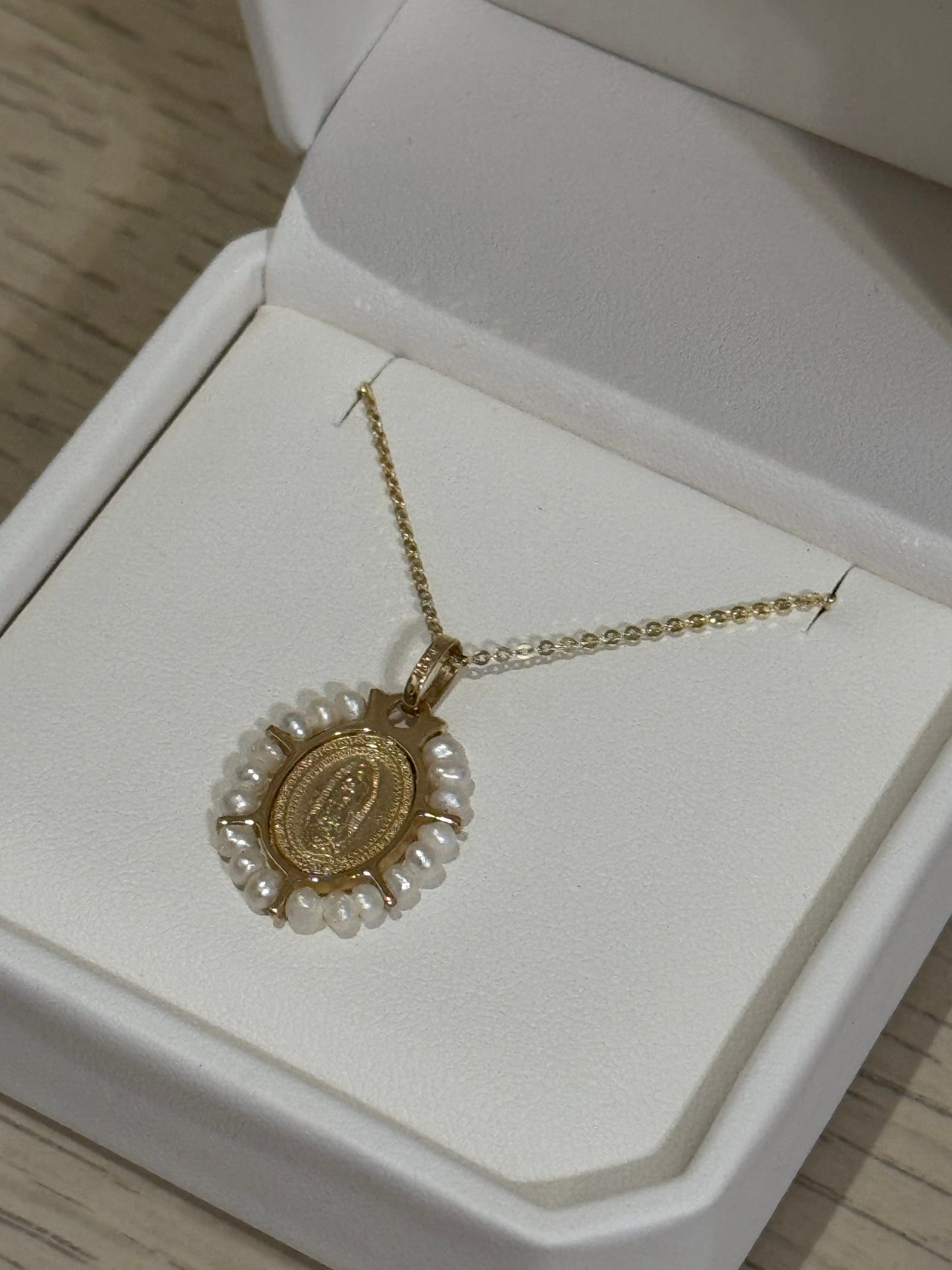 Medalla de Virgen de Guadalupe Oro 14K con Perlas y Cadena de Oro 14K