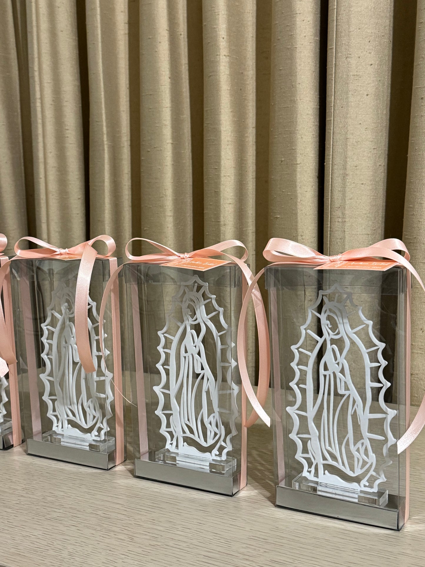 Virgencita de Guadalupe de Acrílico Blanco 17 cm / Paquete de 10 piezas