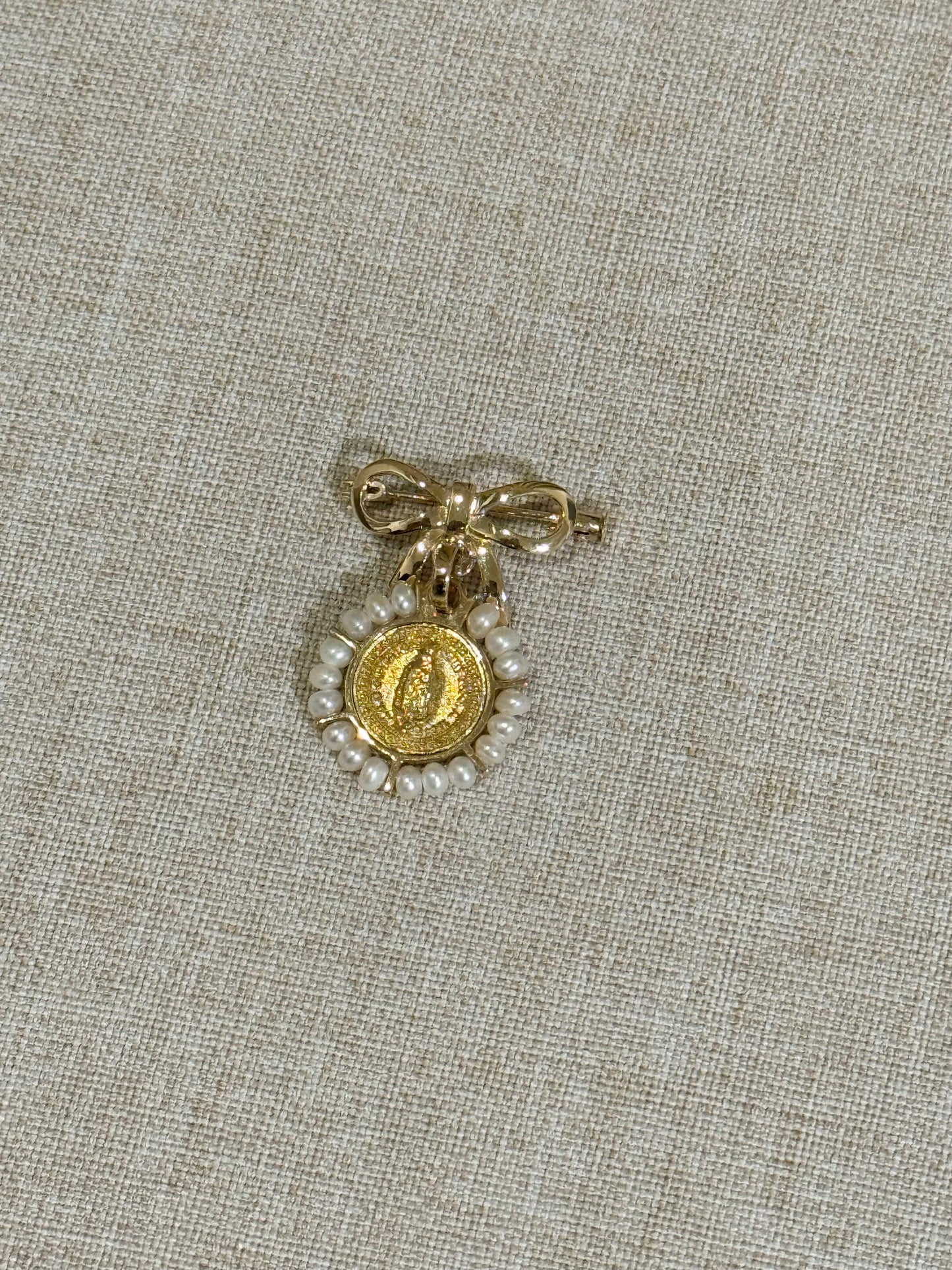 Medalla de Virgen de Guadalupe Oro 14K con Perlas y Moño de Oro 14K