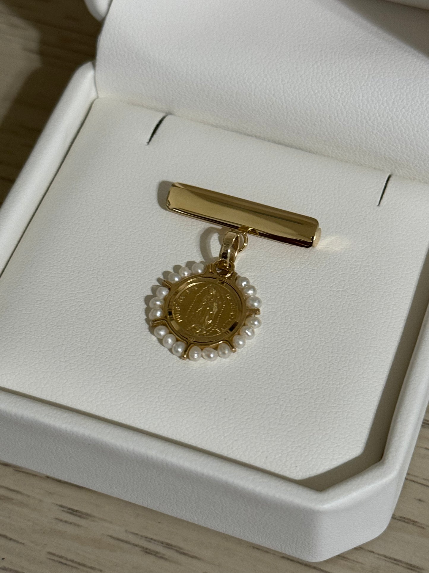 Medalla de Virgen de Guadalupe Oro 14K con Perlas y Barra de Oro 14K